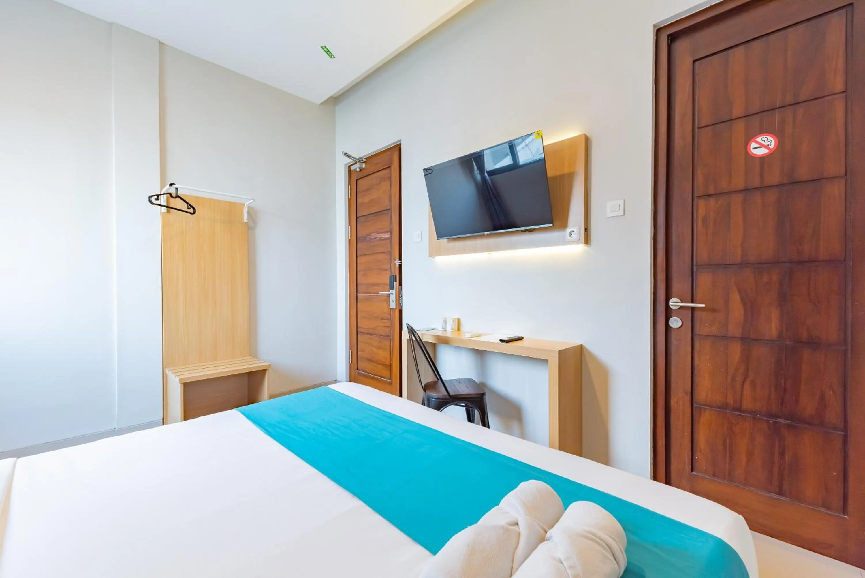 Bedroom, Bed in Sans Hotel Bobosini Malang by RedDoorz