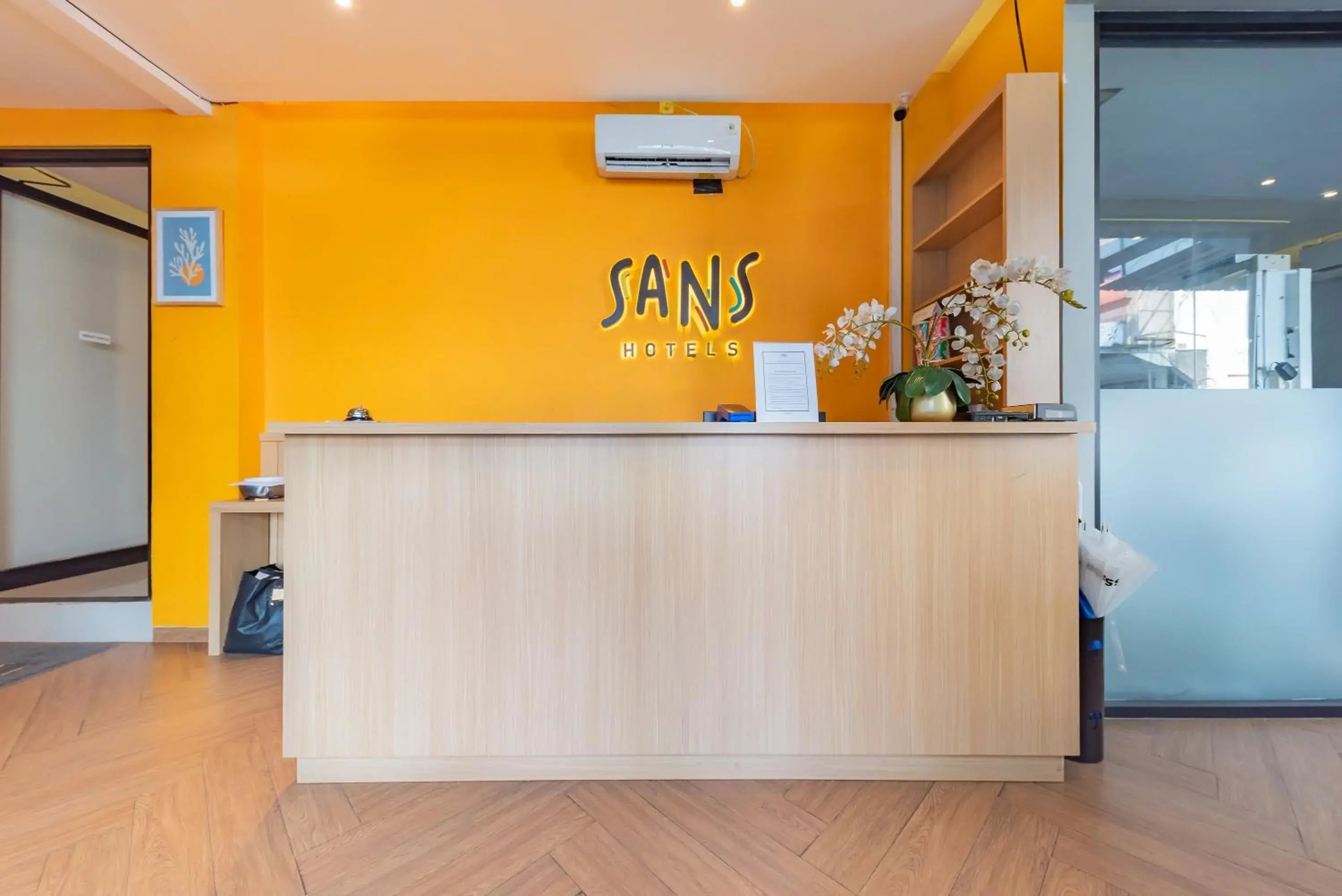 Lobby or reception in Sans Hotel Bobosini Malang by RedDoorz Lobby or reception in Sans Hotel Bobosini Malang by RedDoorz