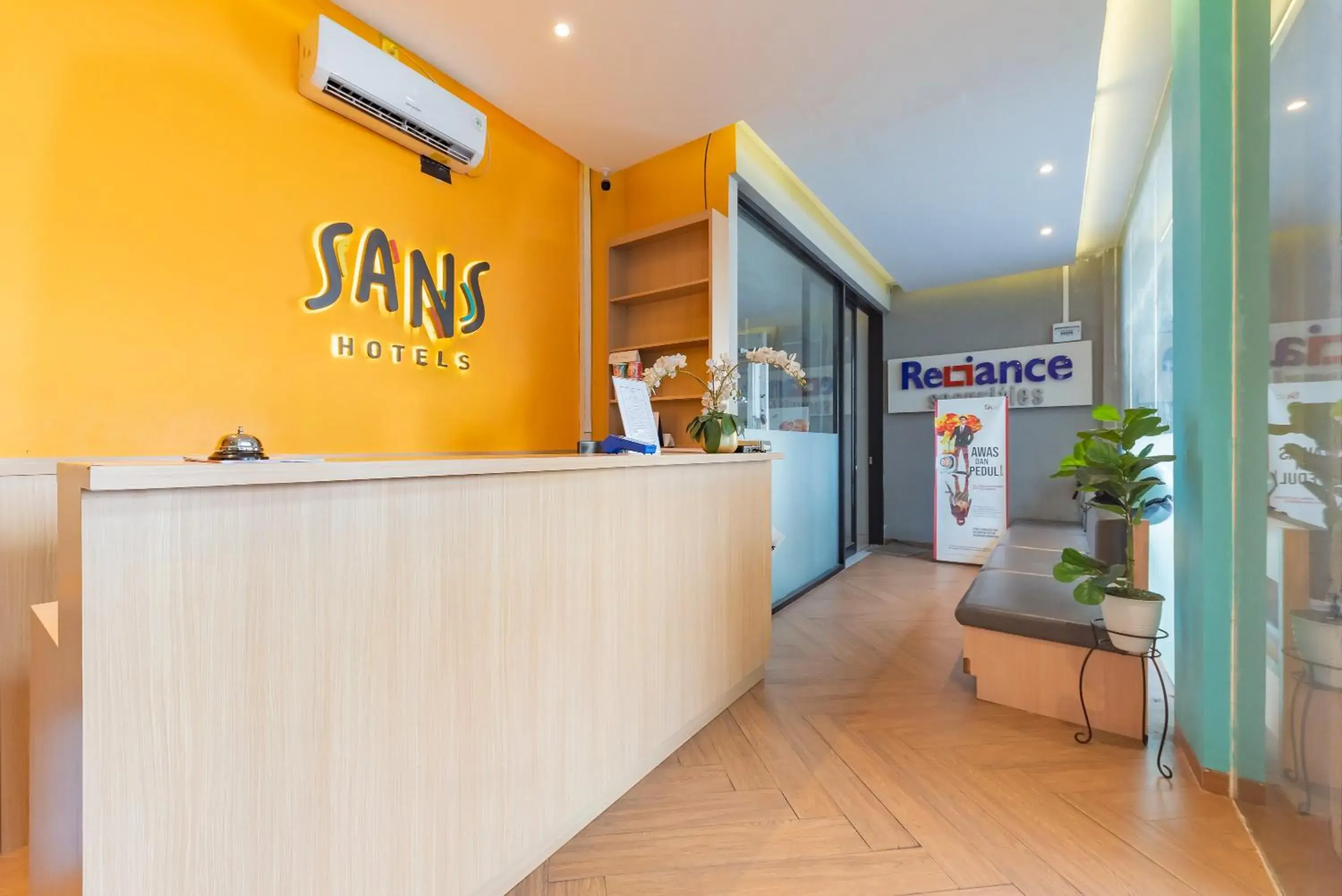 Lobby or reception in Sans Hotel Bobosini Malang by RedDoorz Lobby or reception in Sans Hotel Bobosini Malang by RedDoorz