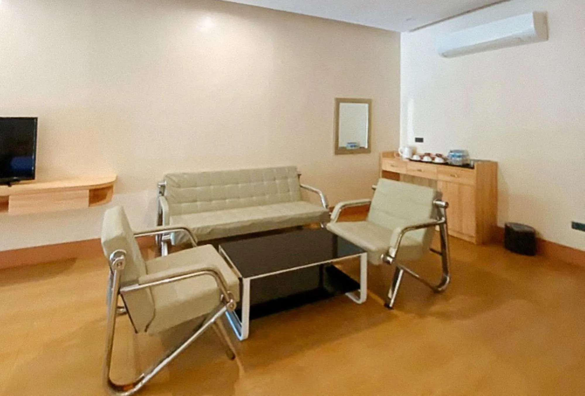 TV and multimedia in RedDoorz Premium at Ocean Heaven Resort Cebu