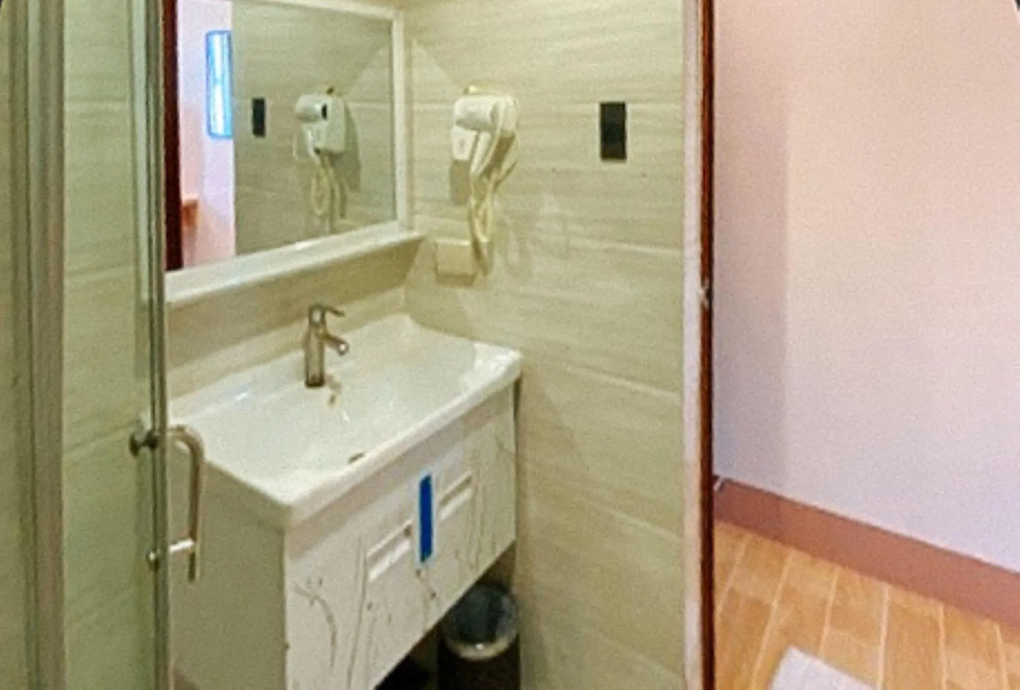 Shower in RedDoorz Premium at Ocean Heaven Resort Cebu