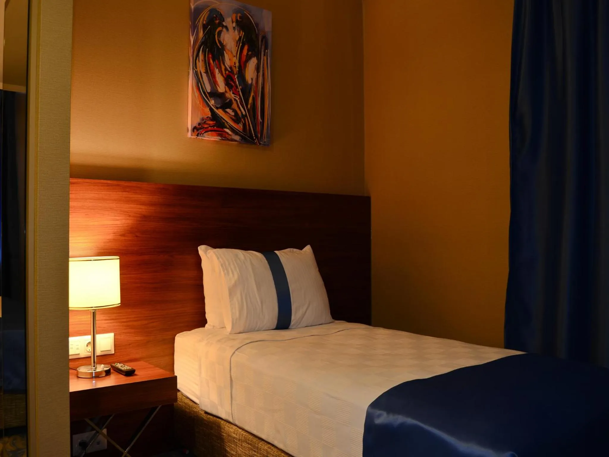 Photo of the whole room, Bed in Norton Hotel