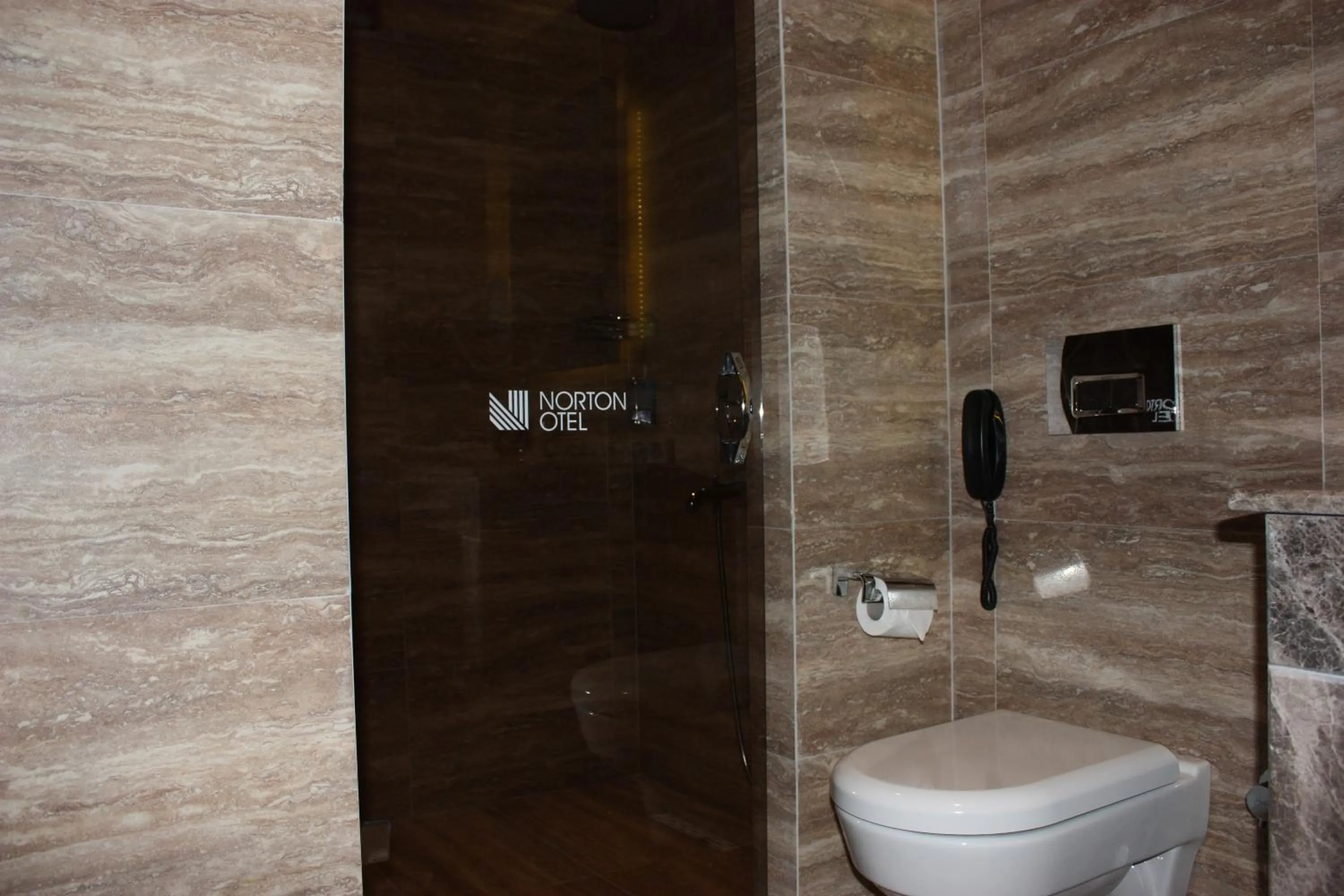 Toilet in Norton Hotel