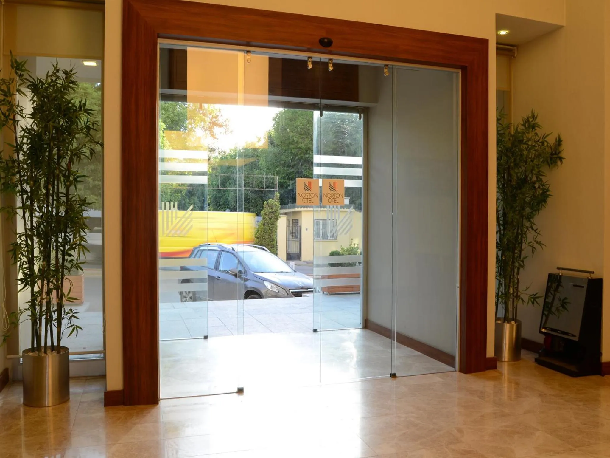 Facade/entrance in Norton Hotel