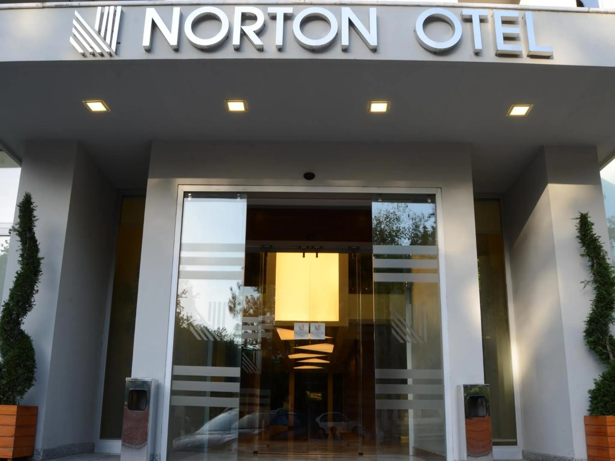 Facade/entrance in Norton Hotel