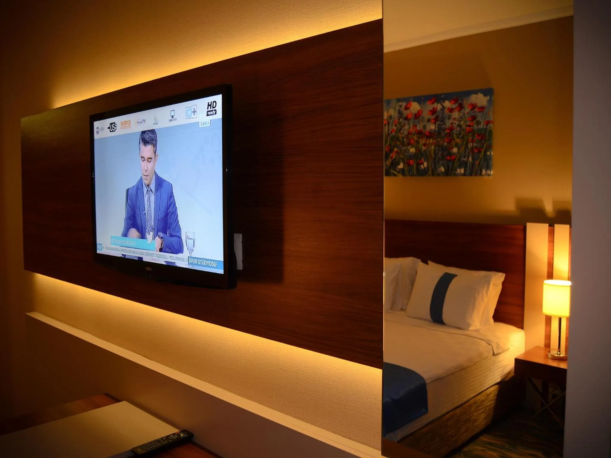 Photo of the whole room, Bed in Norton Hotel