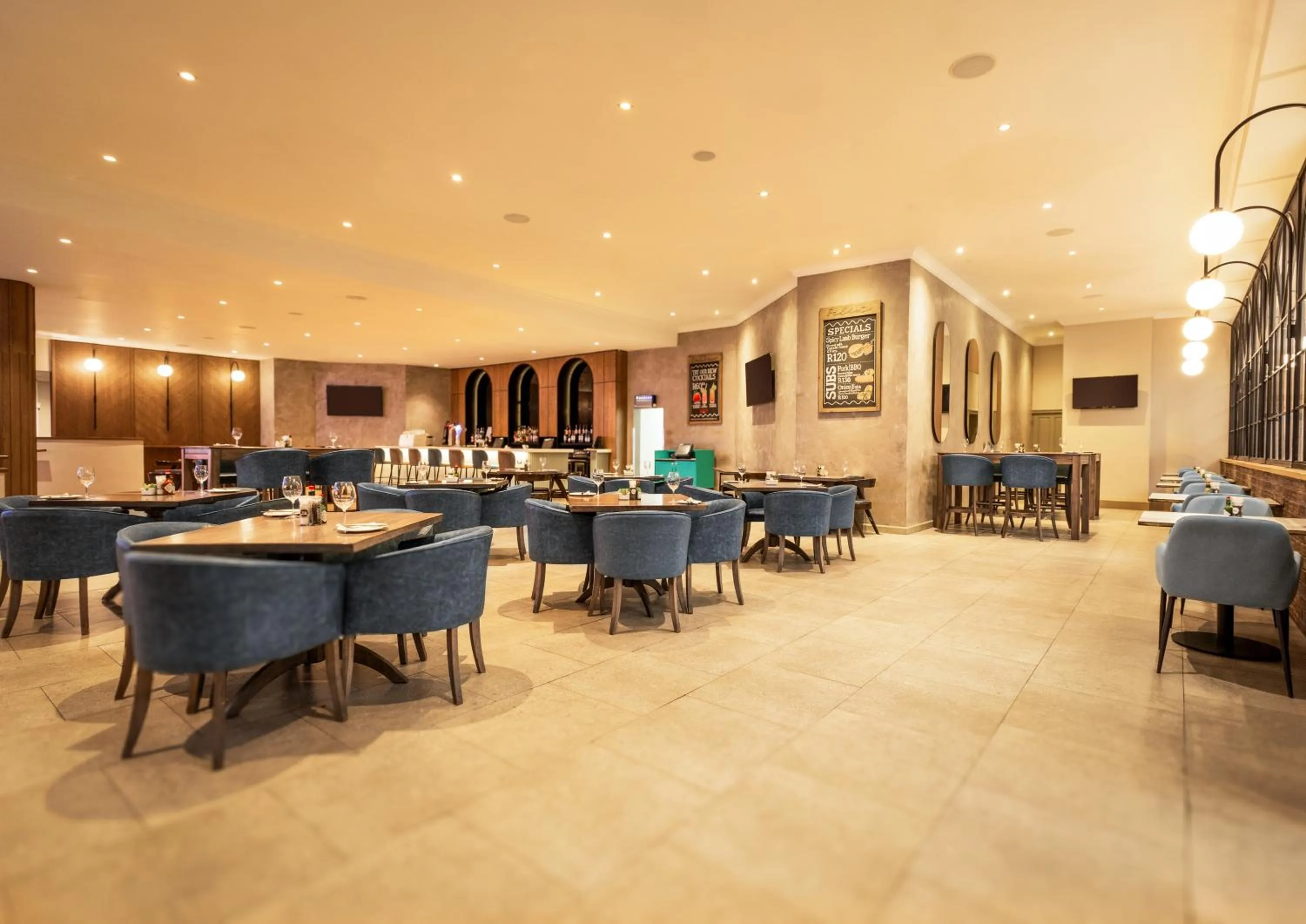 Restaurant/places to eat in Hemingways Hotel