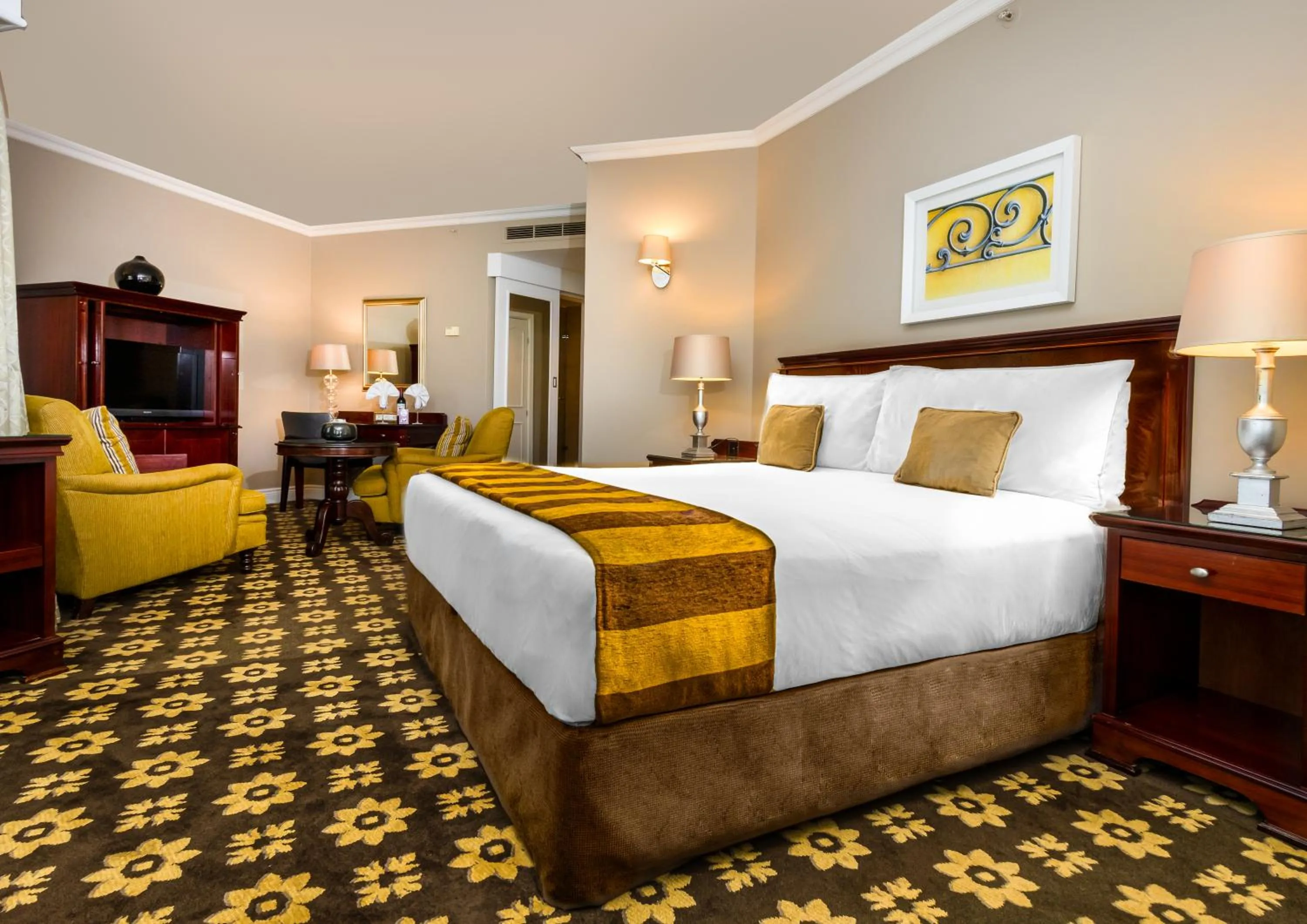 Photo of the whole room, Bed in Hemingways Hotel