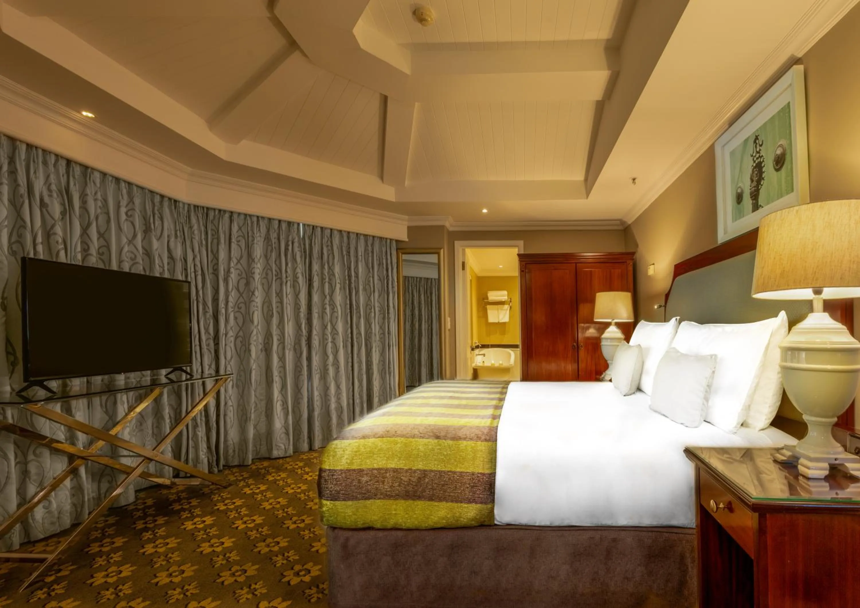 Bedroom, Bed in Hemingways Hotel