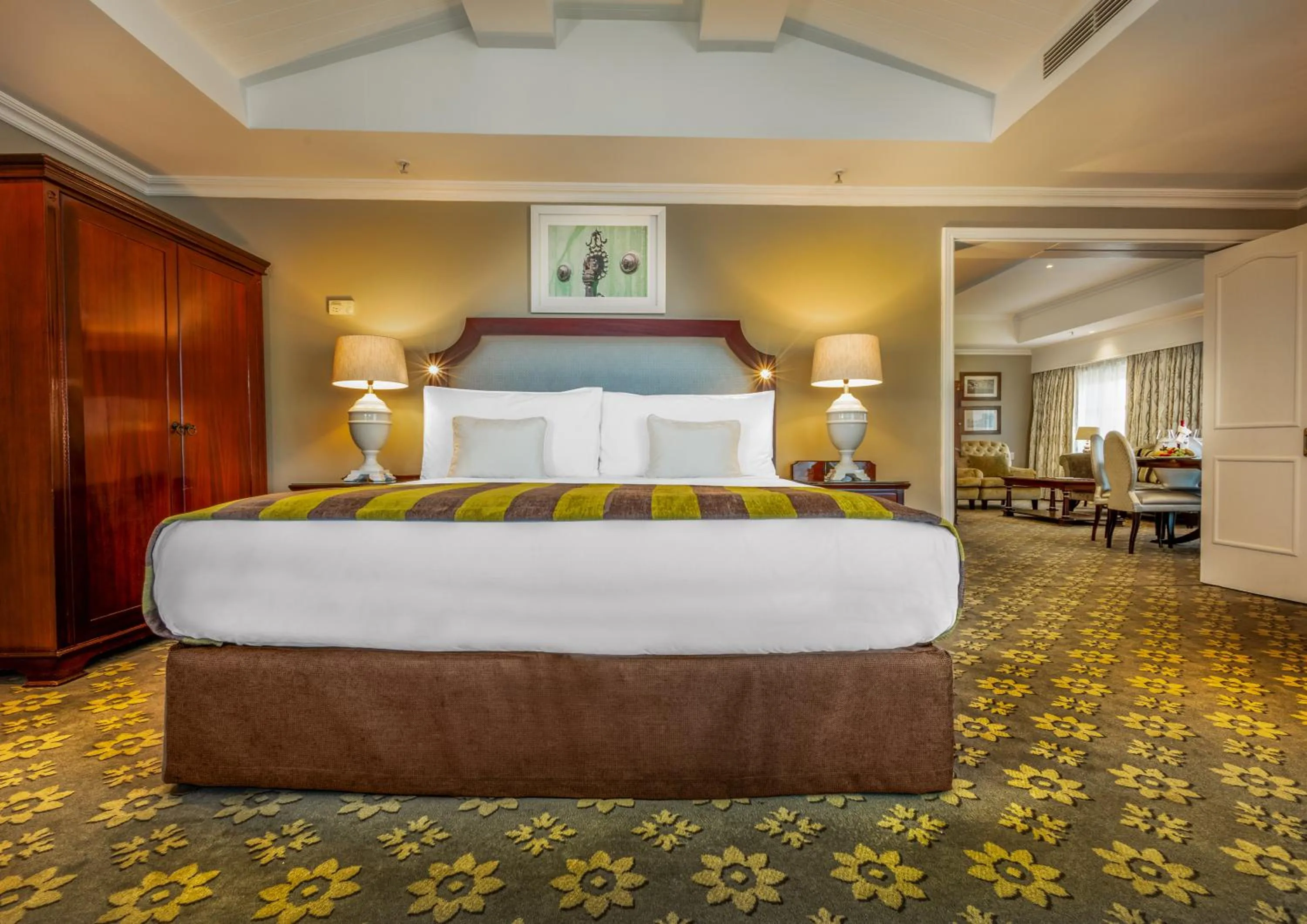 Bedroom, Bed in Hemingways Hotel