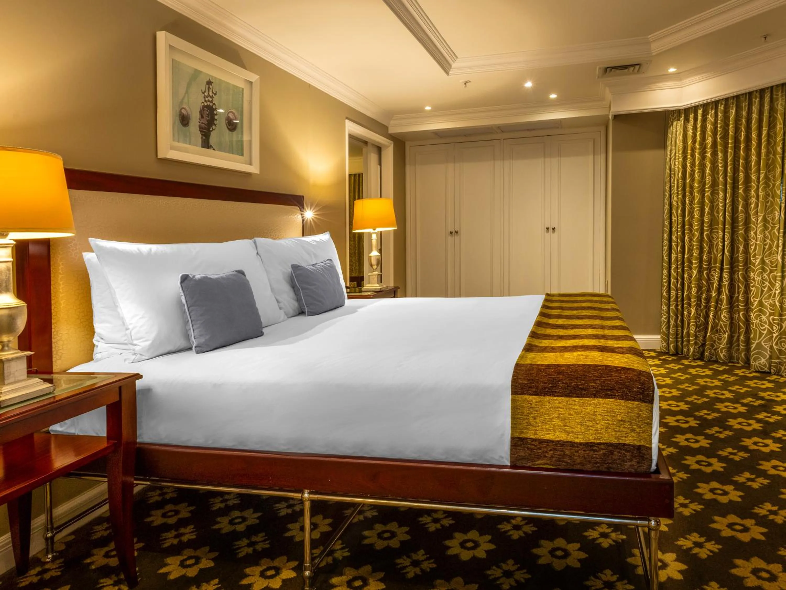 Bedroom, Bed in Hemingways Hotel