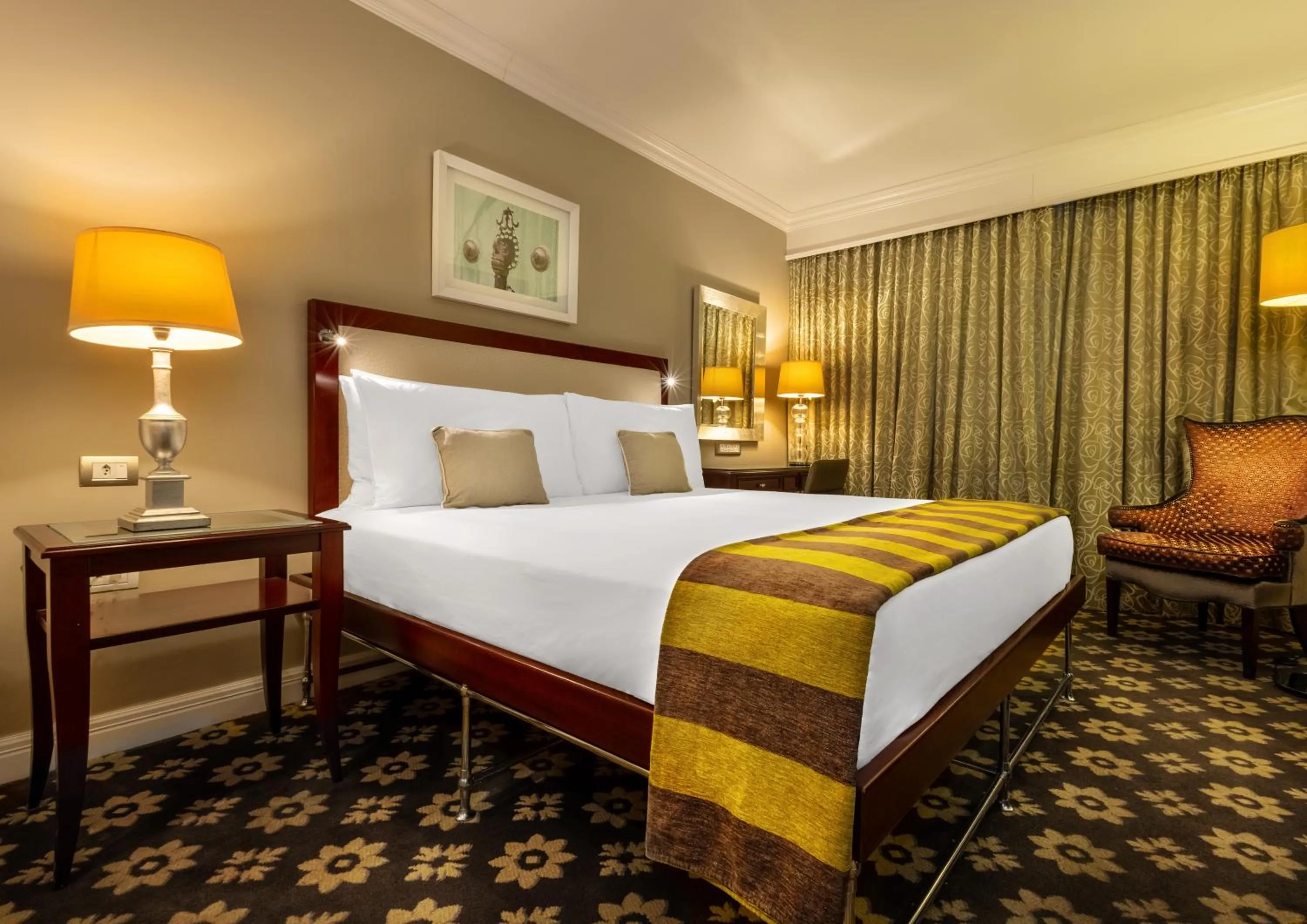 Bedroom, Bed in Hemingways Hotel