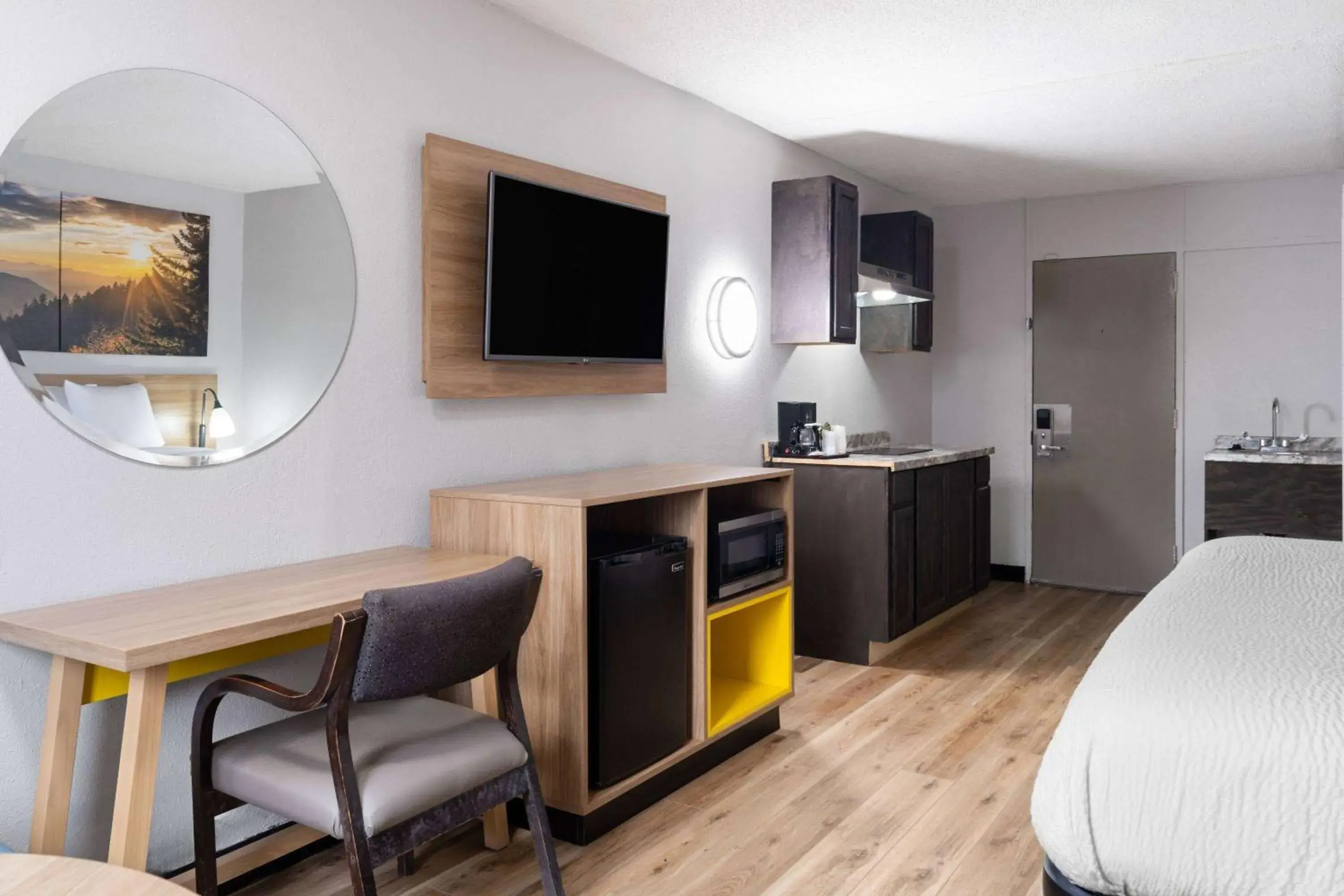 Photo of the whole room, Bed in Days Inn by Wyndham Salisbury, NC Photo of the whole room, Bed in Days Inn by Wyndham Salisbury, NC