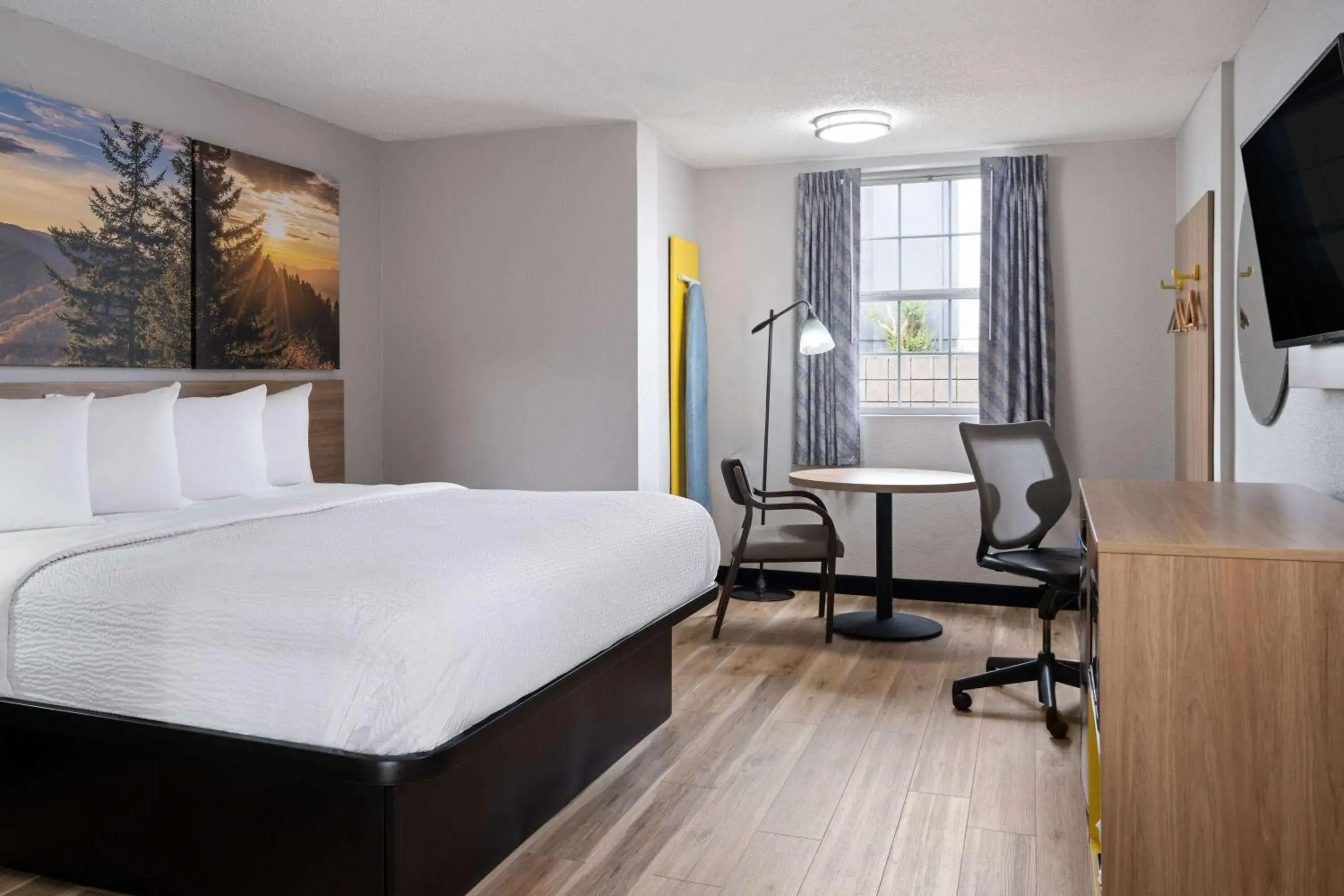 King Room - Non-Smoking in Days Inn by Wyndham Salisbury, NC King Room - Non-Smoking in Days Inn by Wyndham Salisbury, NC