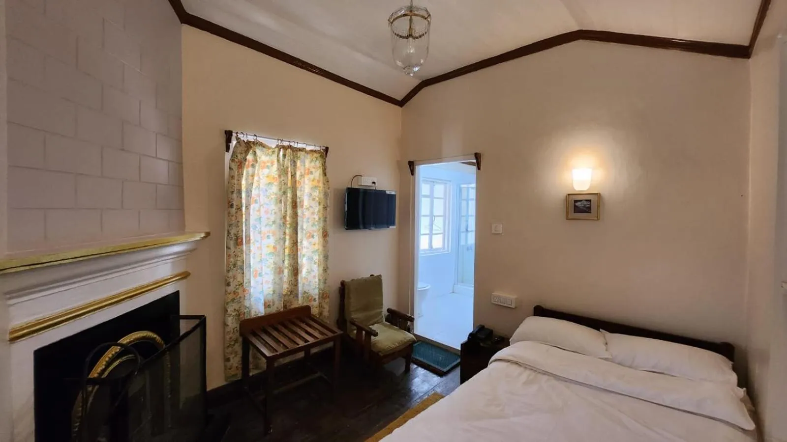 Photo of the whole room, Bed in Ivanhoe Hotel (A Heritage Property)