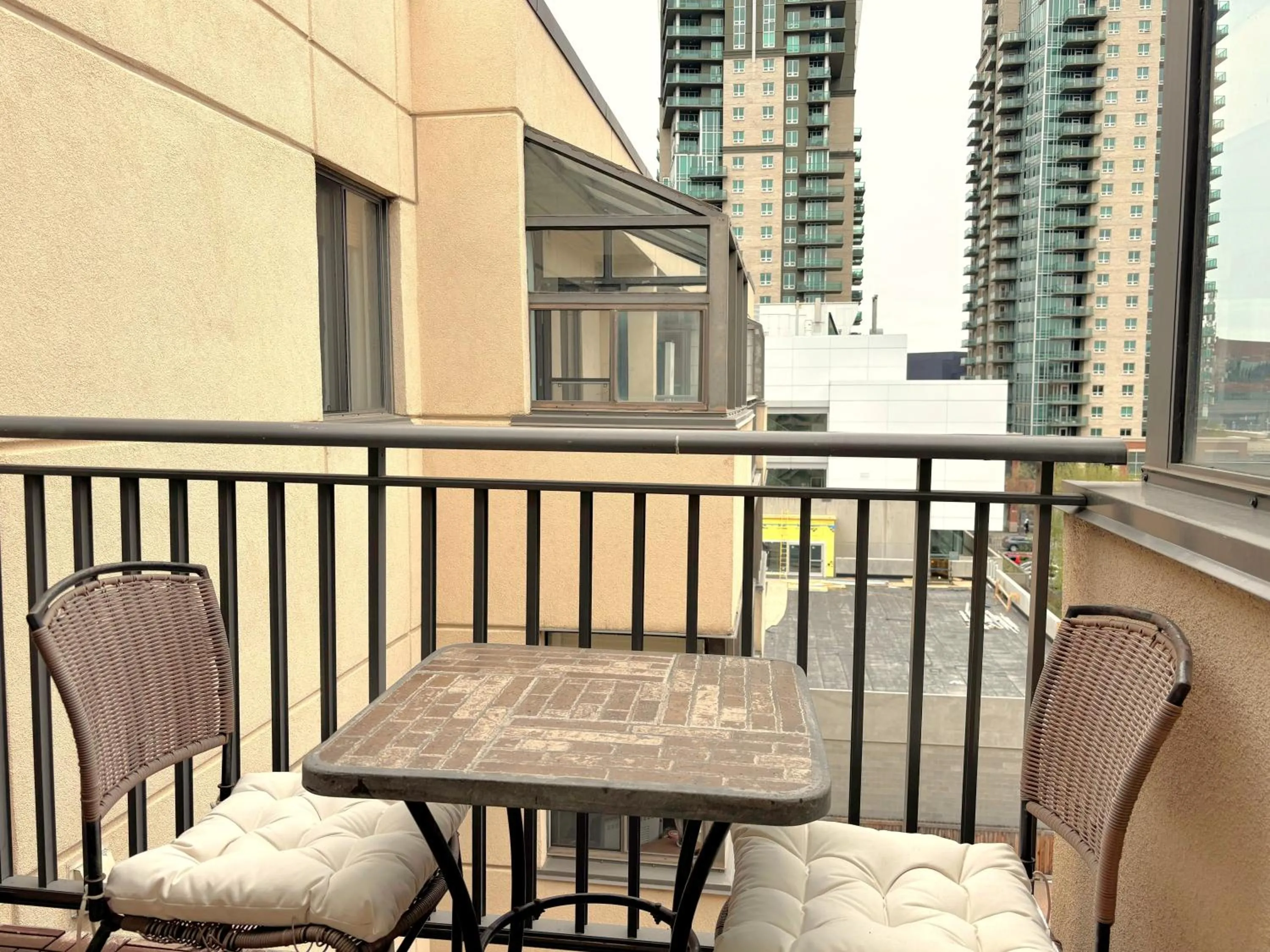 Roomy Top Floor at Stampede w Free Parking and AC