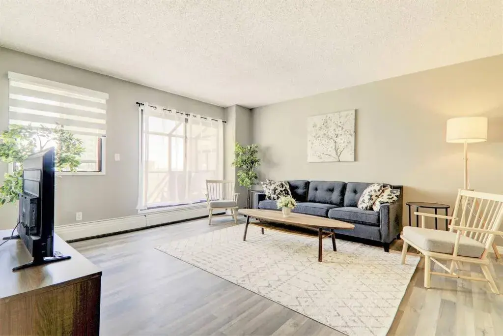 Roomy Top Floor at Stampede w Free Parking and AC Roomy Top Floor at Stampede w Free Parking and AC