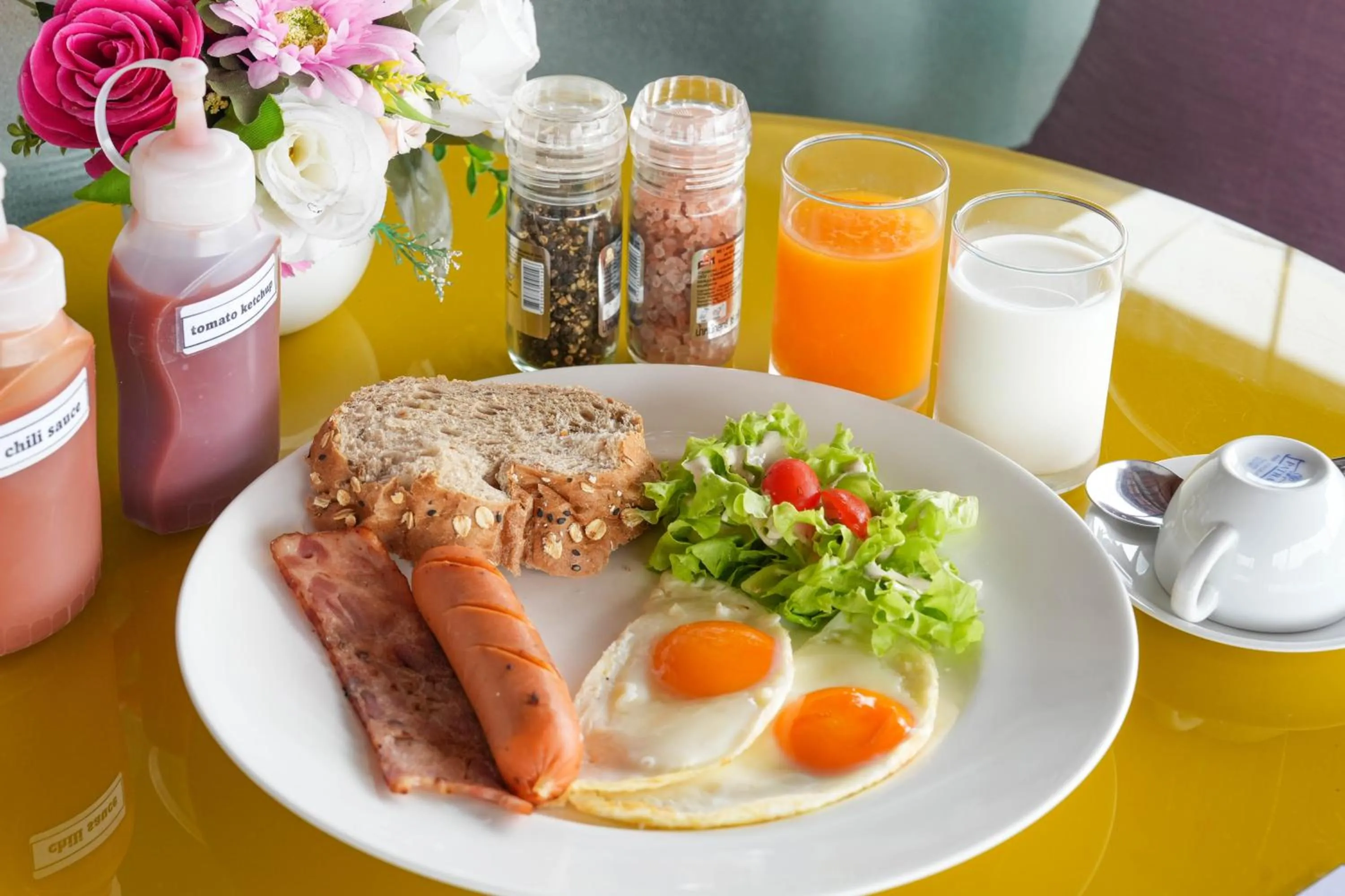 Food and drinks in So View Phuket Resort