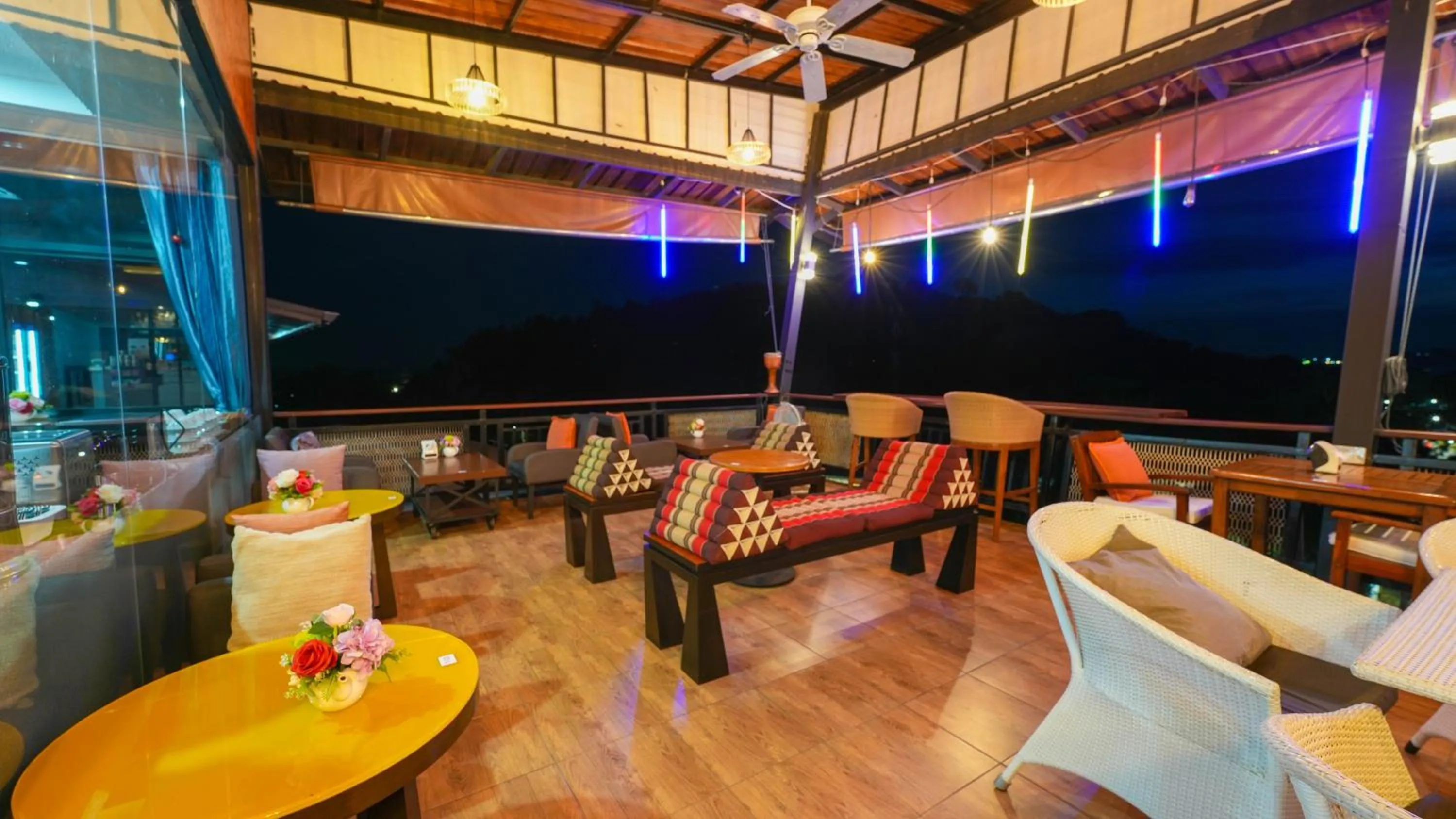 Restaurant/places to eat in So View Phuket Resort