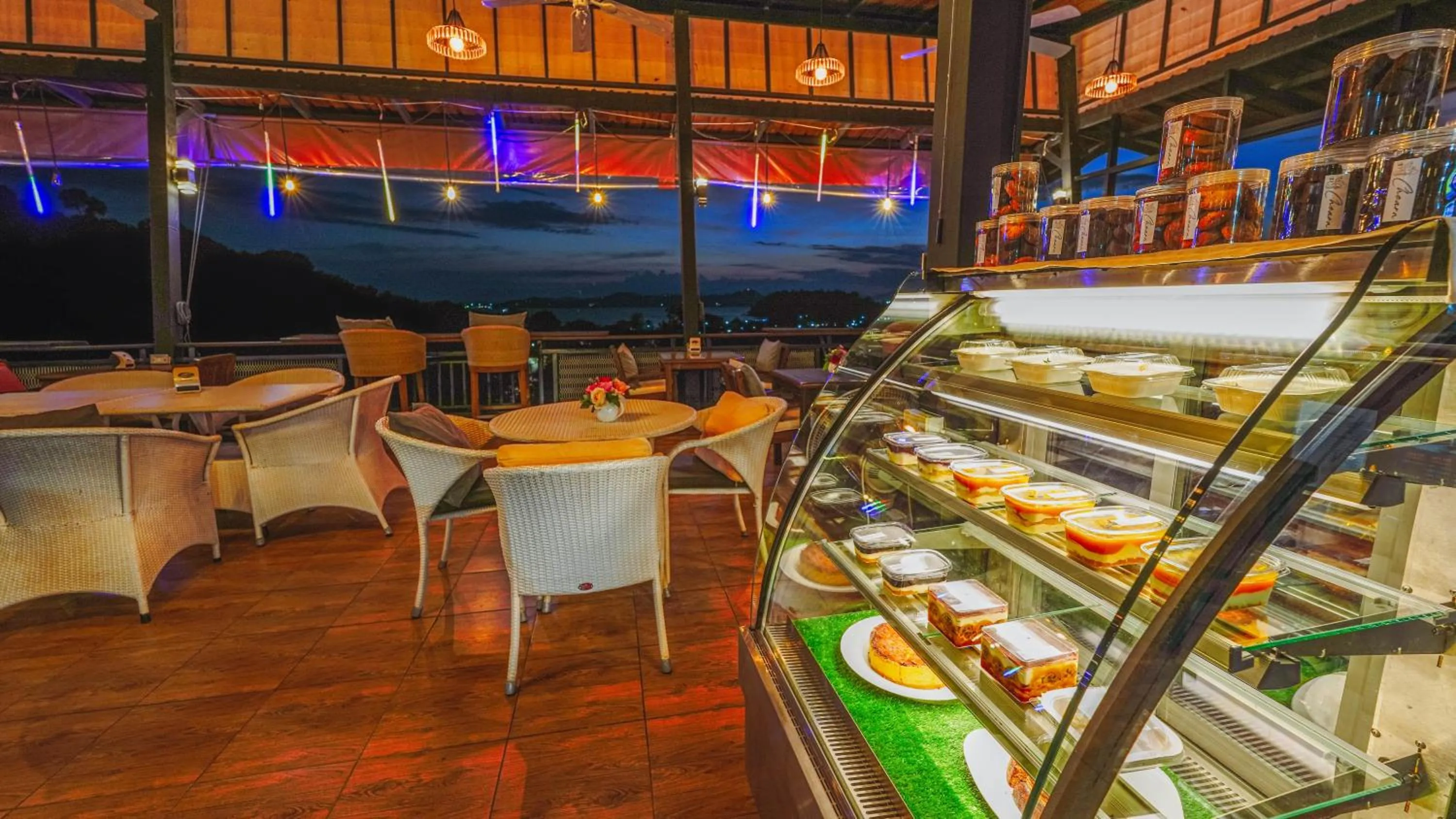 Food and drinks in So View Phuket Resort