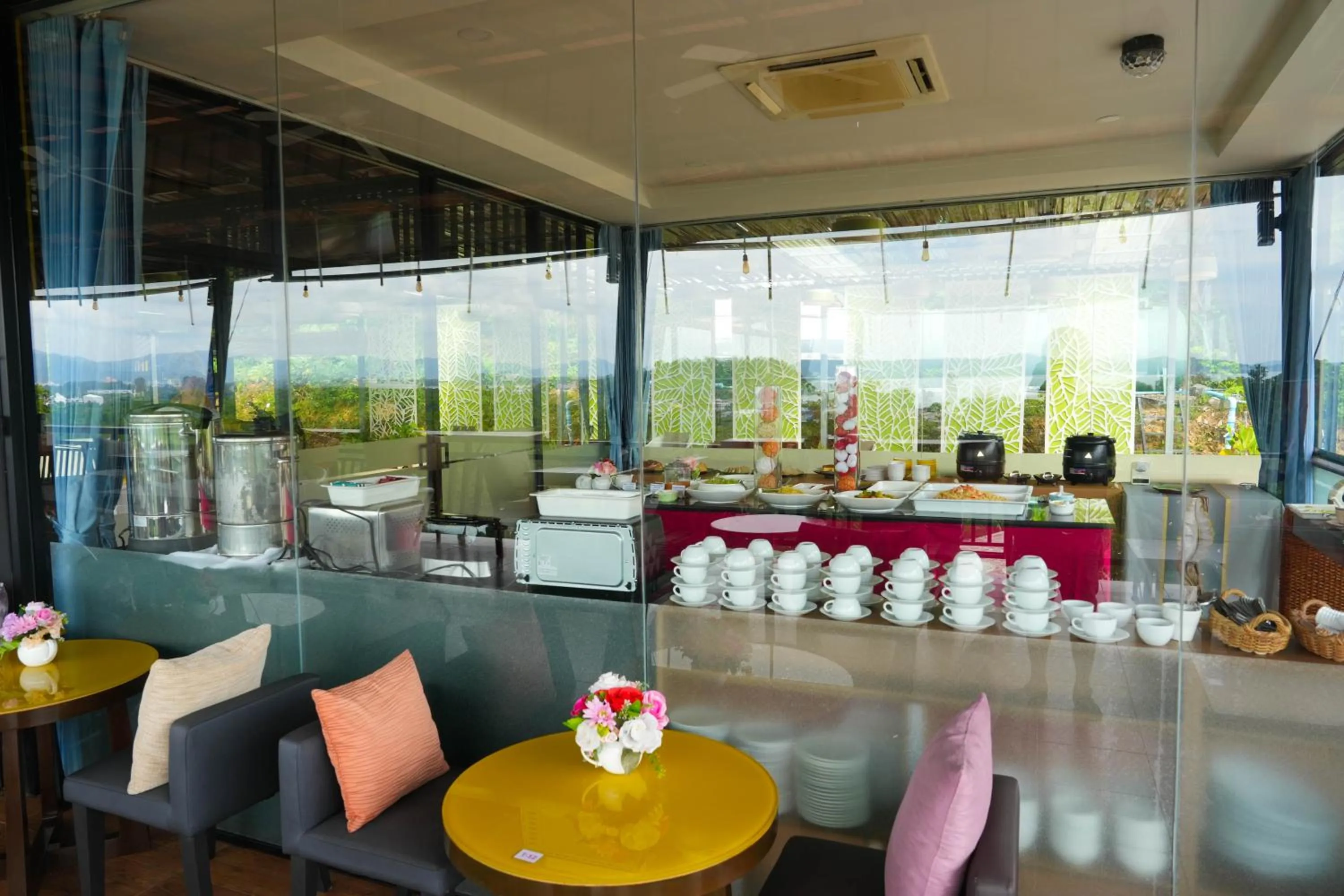 Restaurant/places to eat in So View Phuket Resort