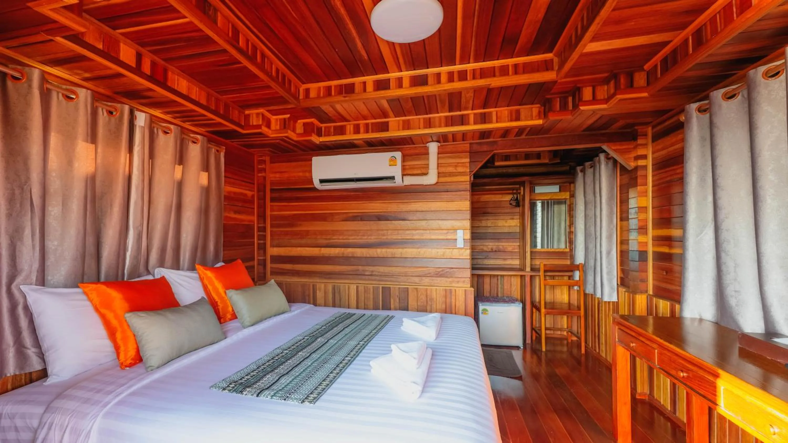 Photo of the whole room, Bed in So View Phuket Resort