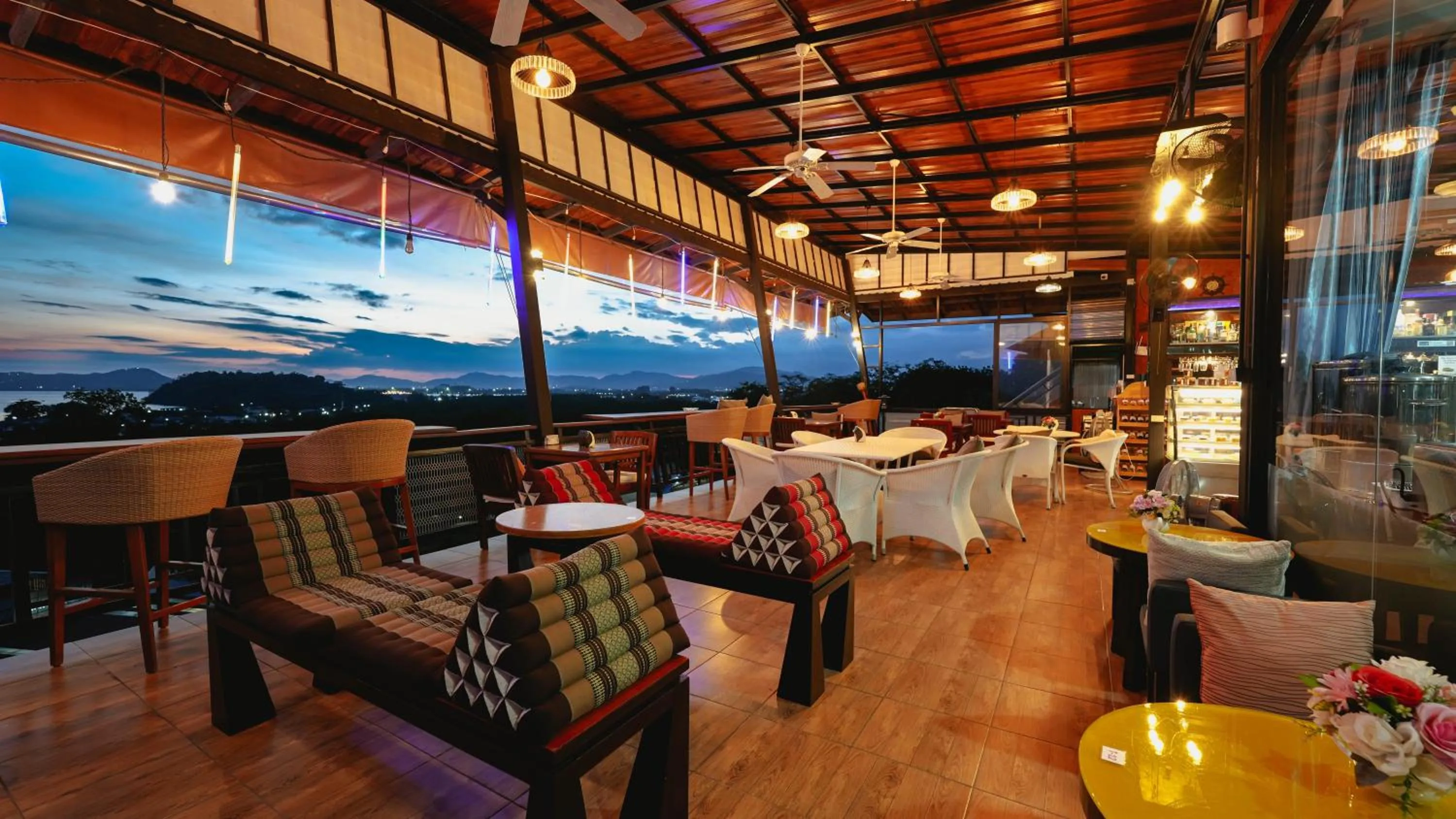 Restaurant/places to eat in So View Phuket Resort