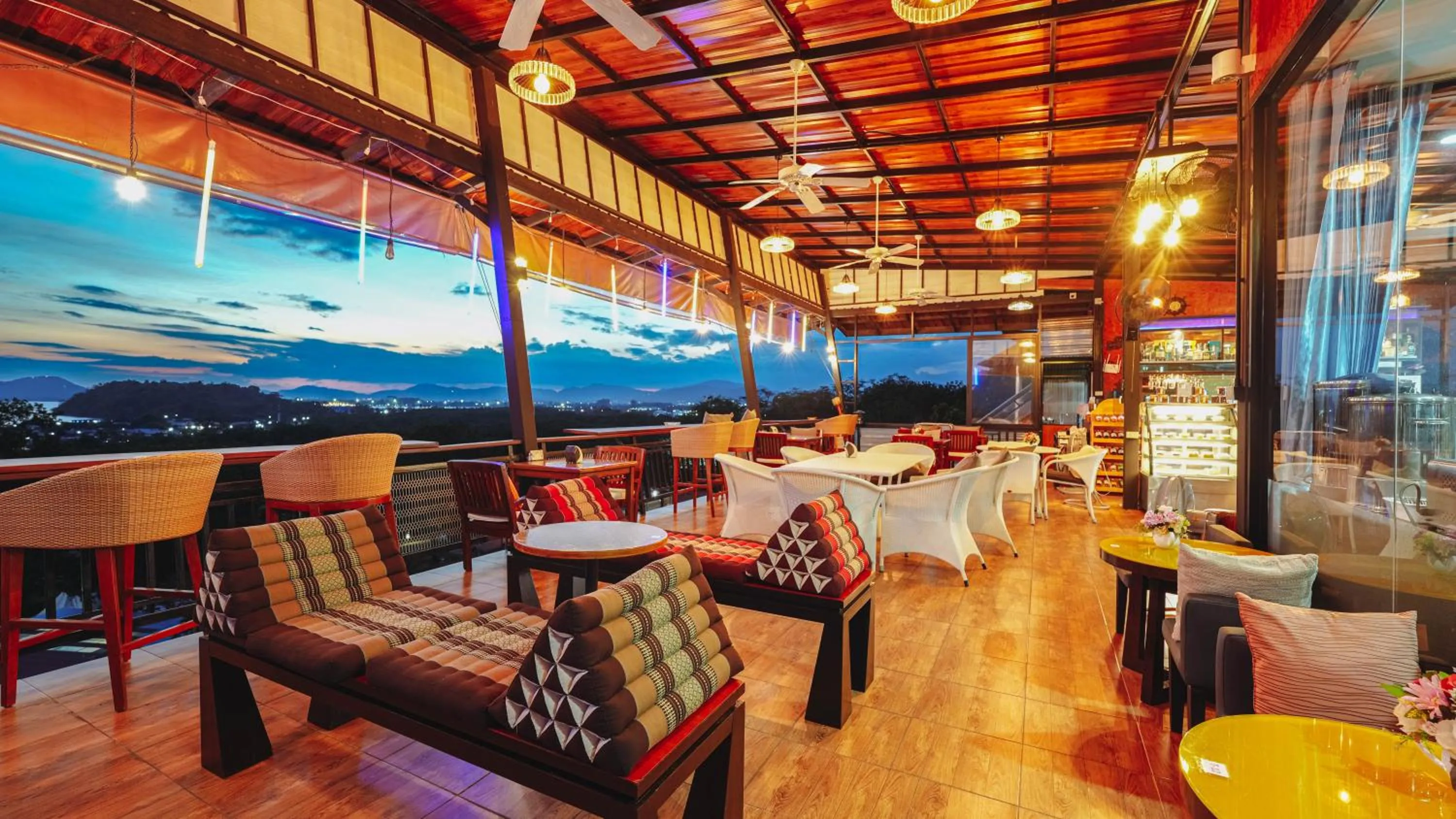 Restaurant/places to eat in So View Phuket Resort