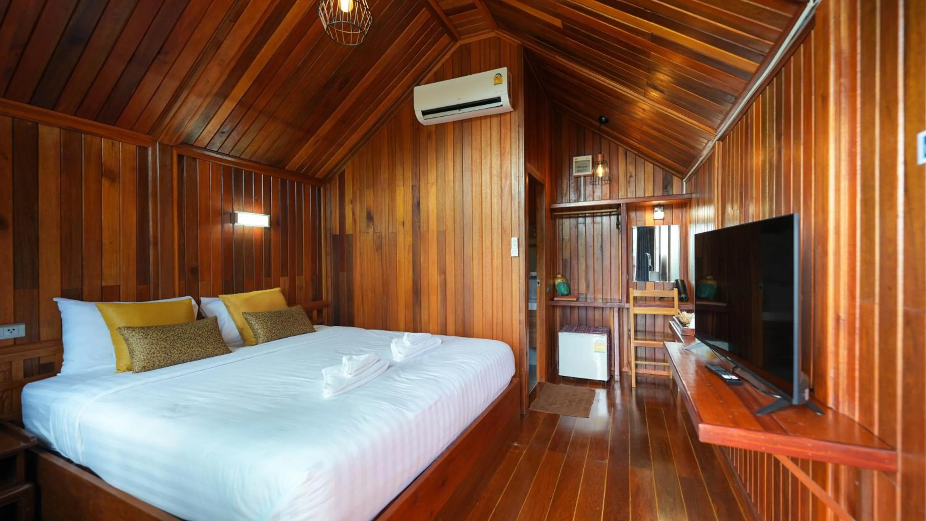 Photo of the whole room, Bed in So View Phuket Resort