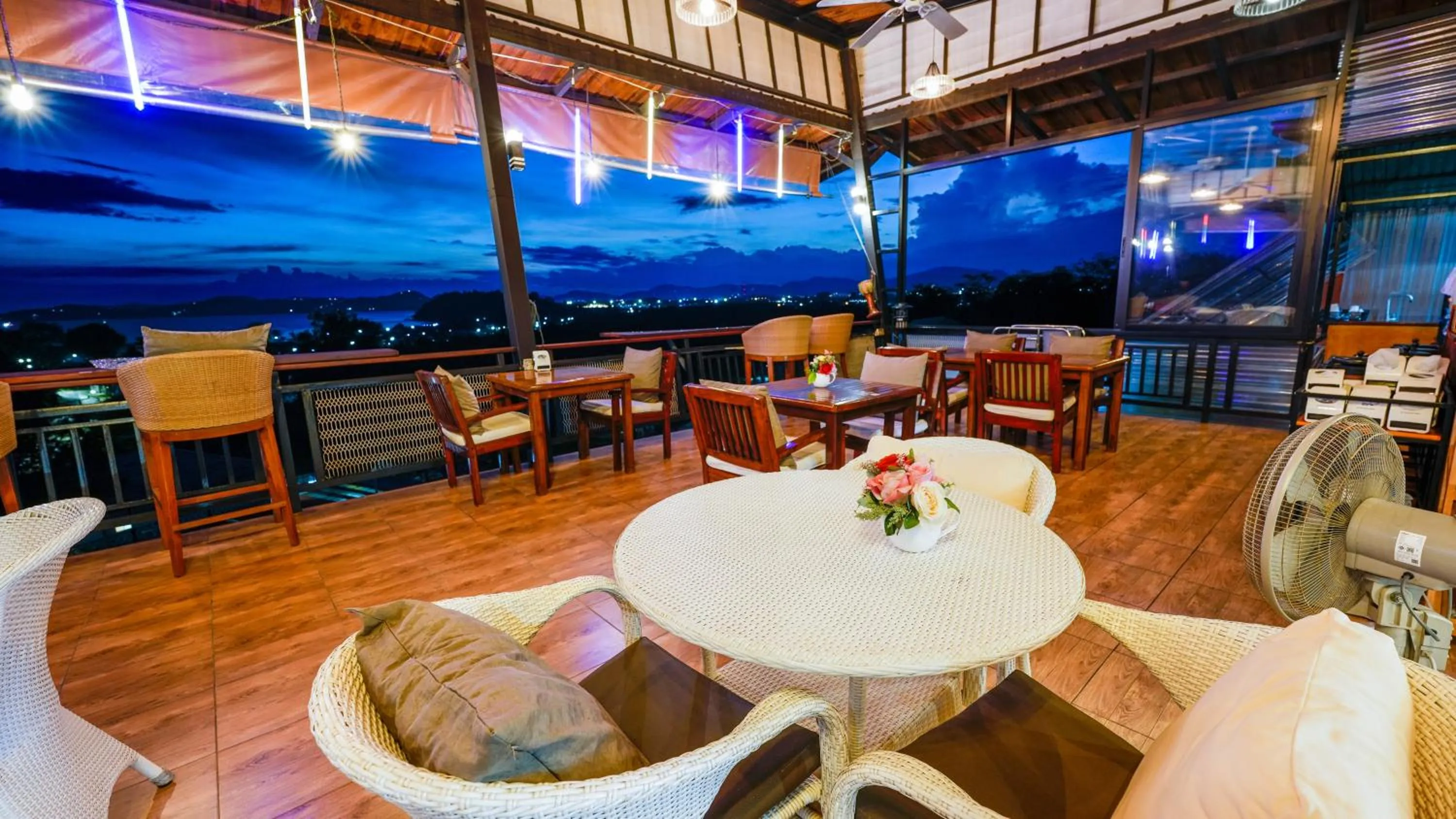 Restaurant/places to eat in So View Phuket Resort