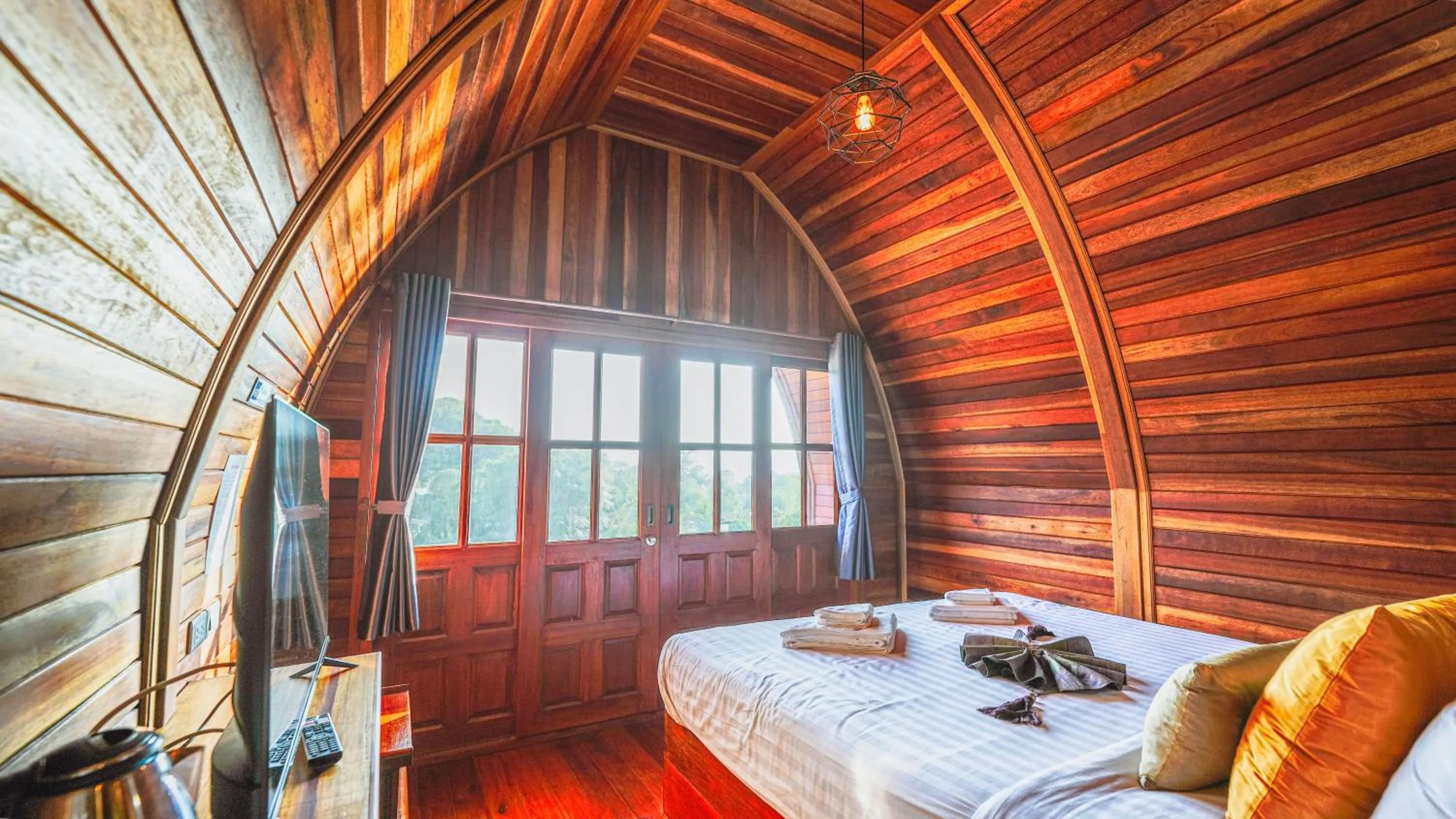 Photo of the whole room, Bed in So View Phuket Resort