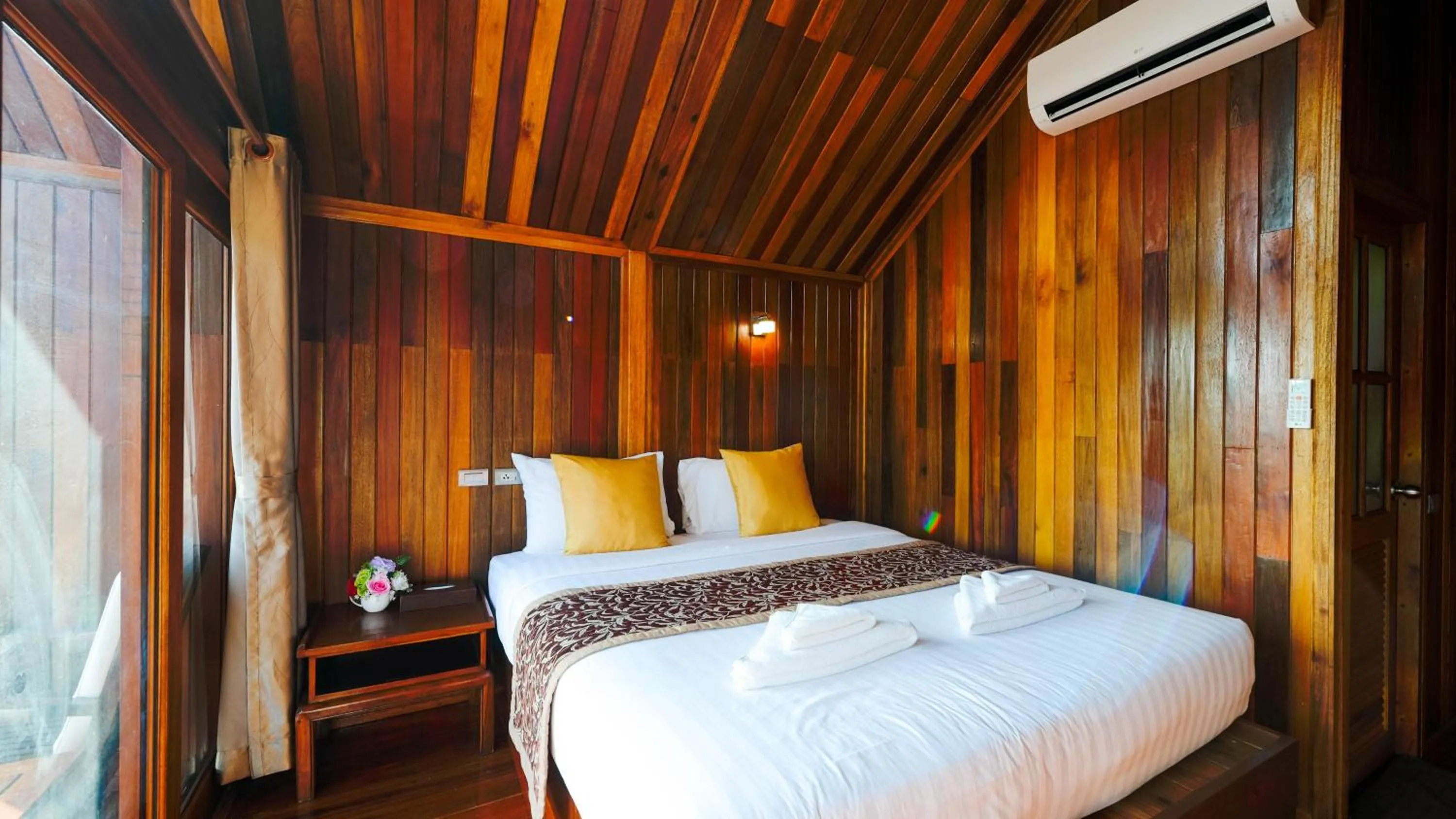 Photo of the whole room, Bed in So View Phuket Resort