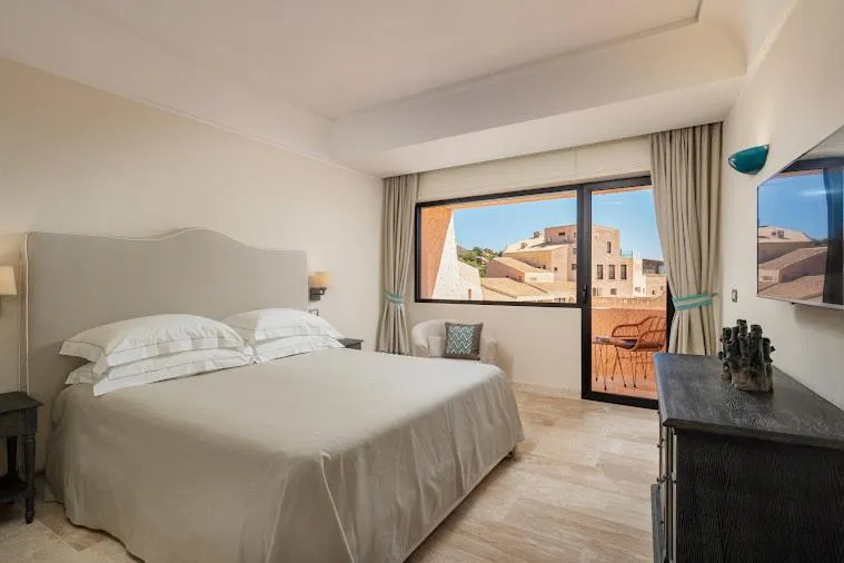 Property building, Bed in Hotel Cala Lunga