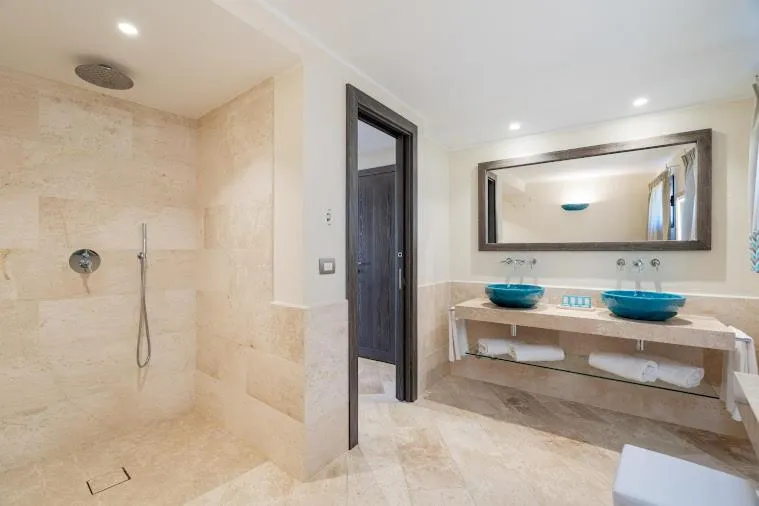 Shower in Hotel Cala Lunga