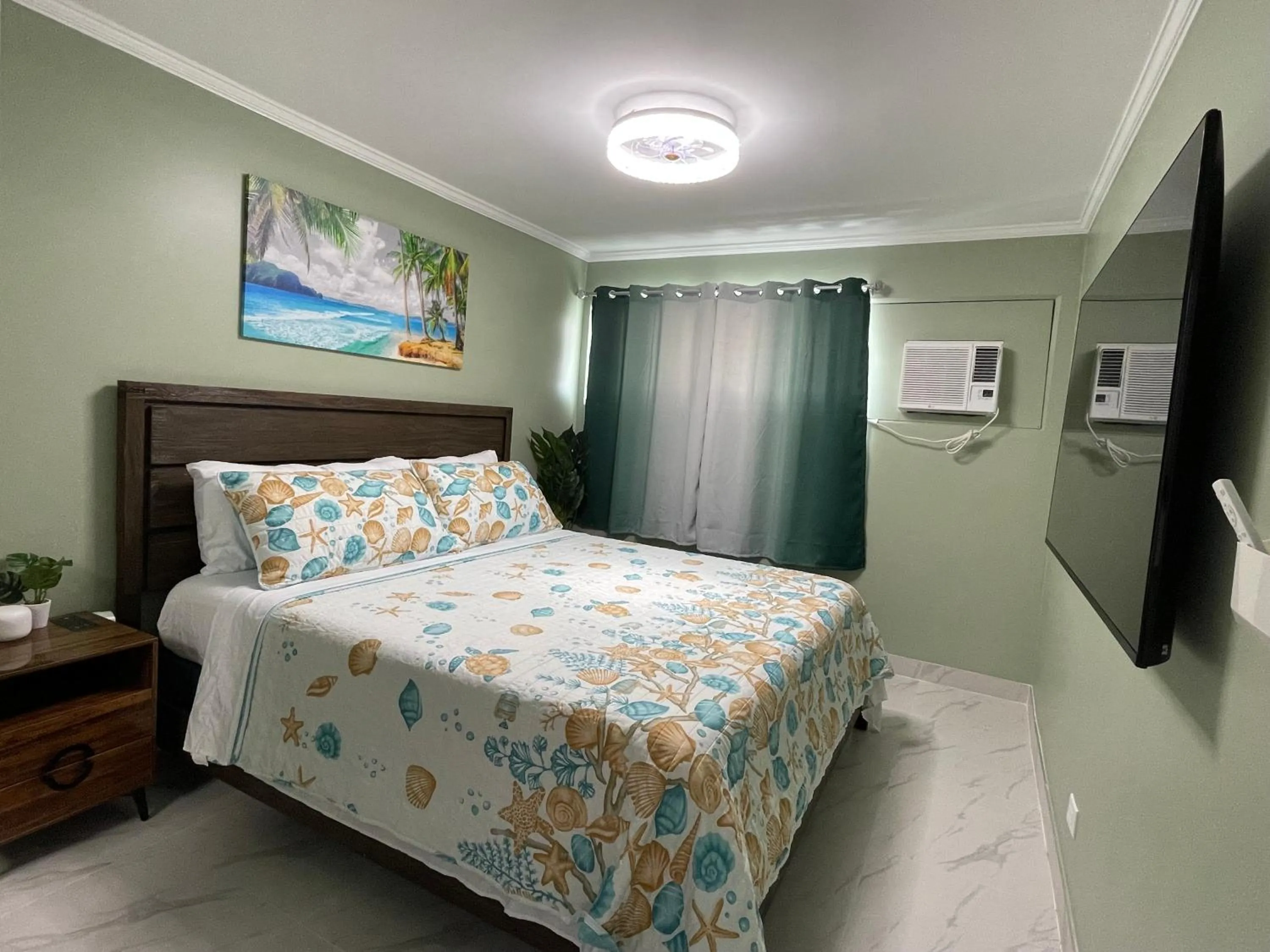 Bed in Amazing waikiki Beach condo 2Bed2Bath+free Parking