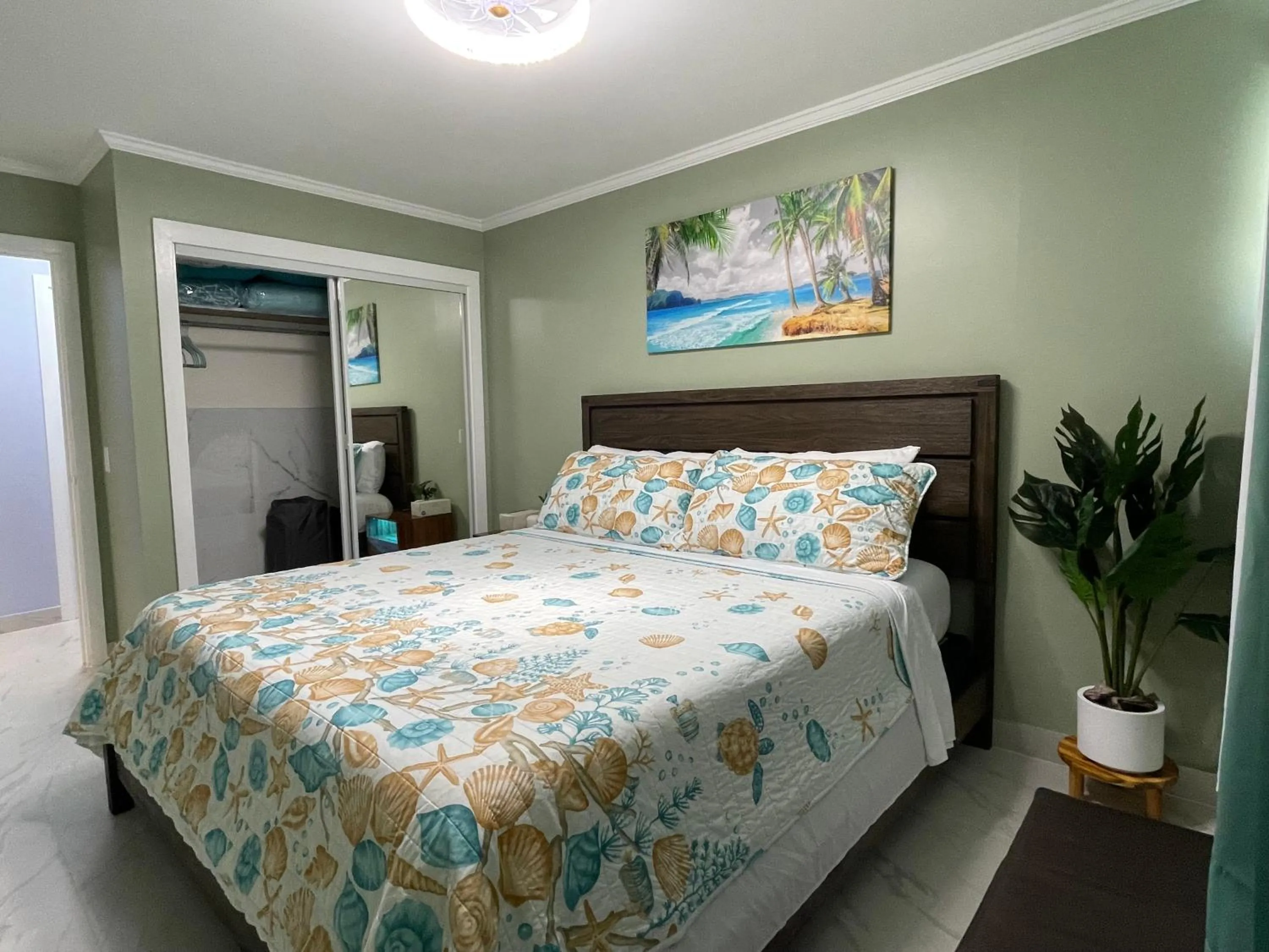 Bed in Amazing waikiki Beach condo 2Bed2Bath+free Parking
