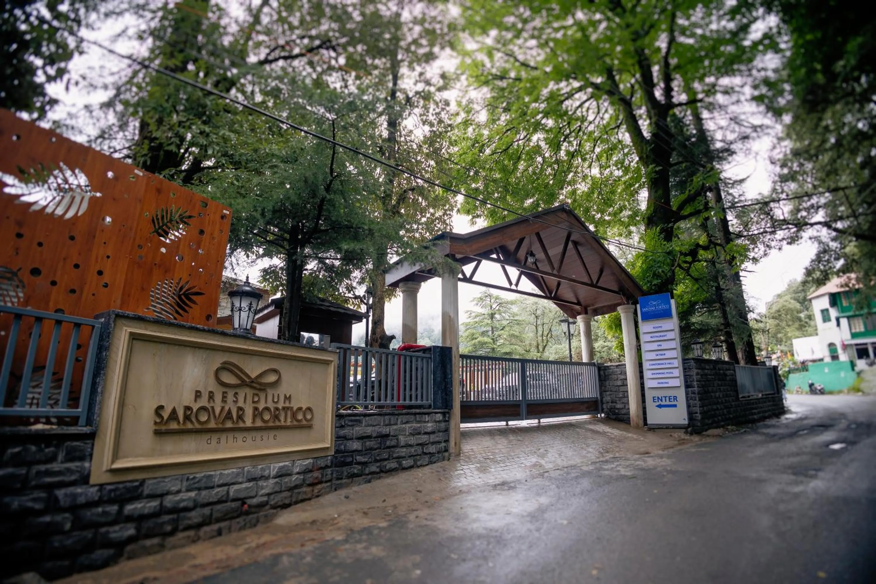 Facade/entrance in Presidium Sarovar Premiere Dalhousie