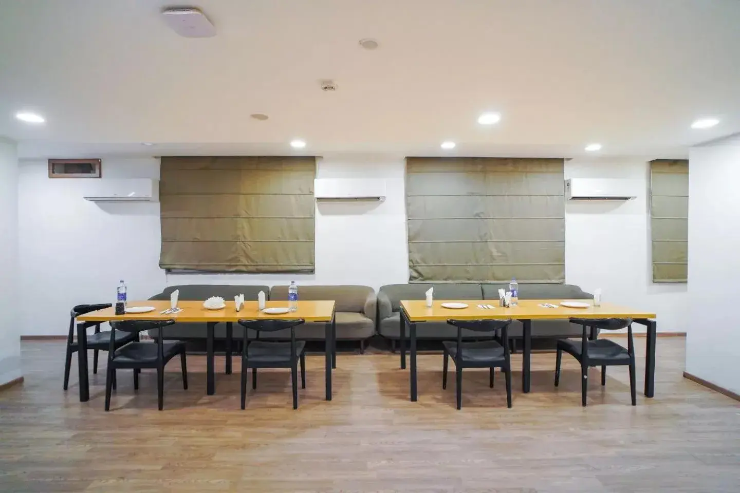 Seating area in Saltstayz Express -Medicity Near Medanta Hospital Seating area in Saltstayz Express -Medicity Near Medanta Hospital