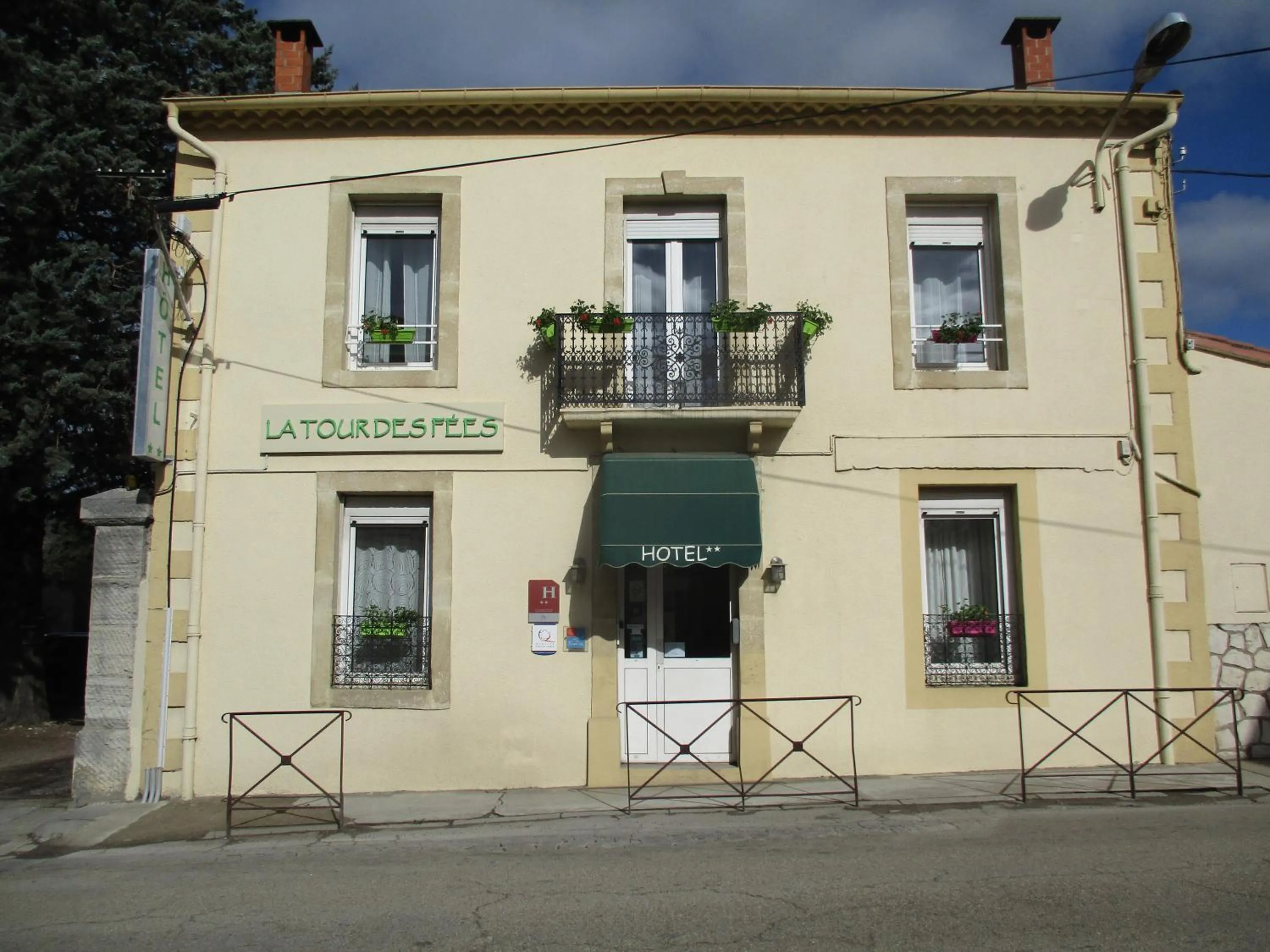 Property building in hôtel la tour des fées
