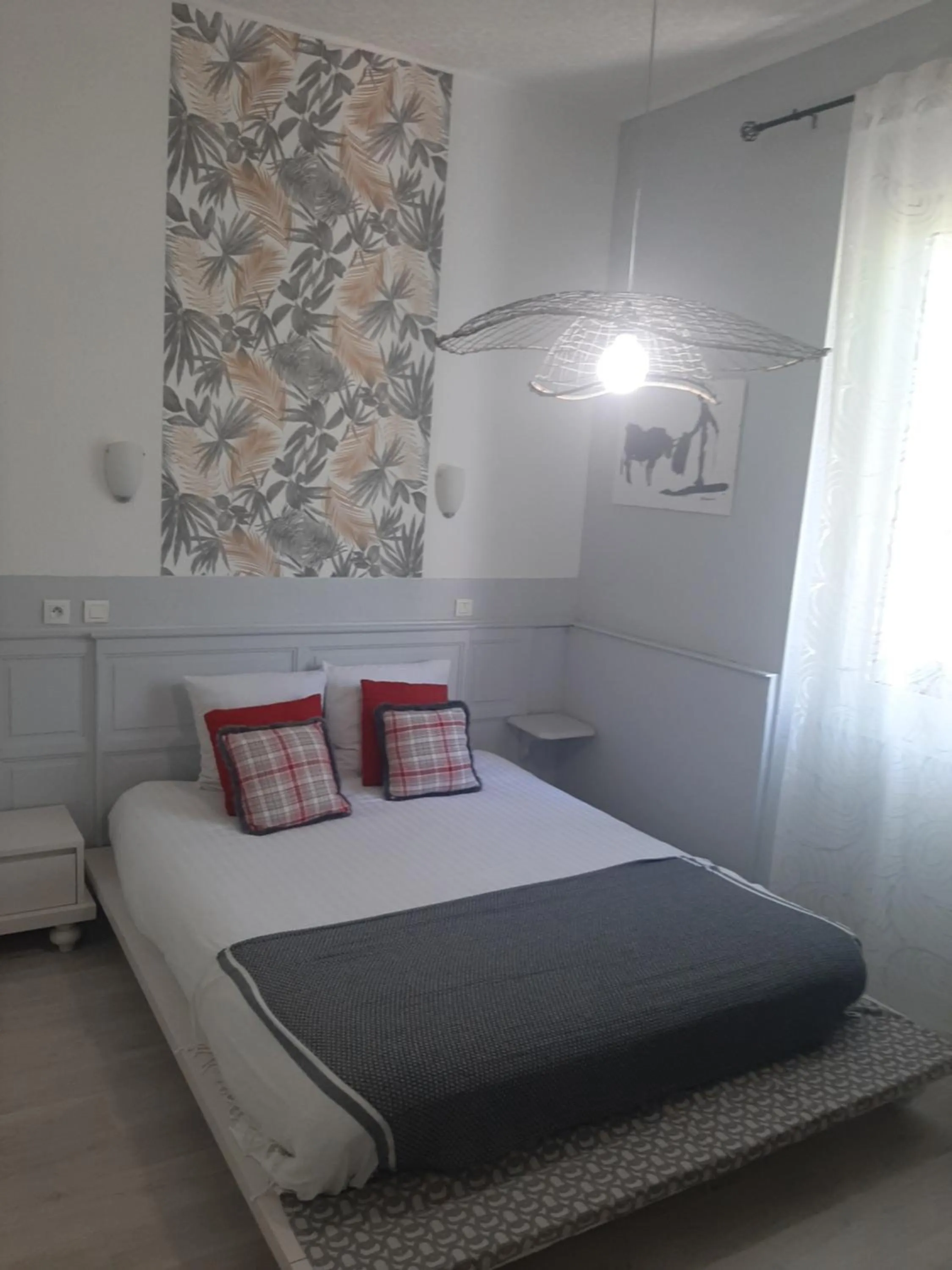 Photo of the whole room, Bed in hôtel la tour des fées