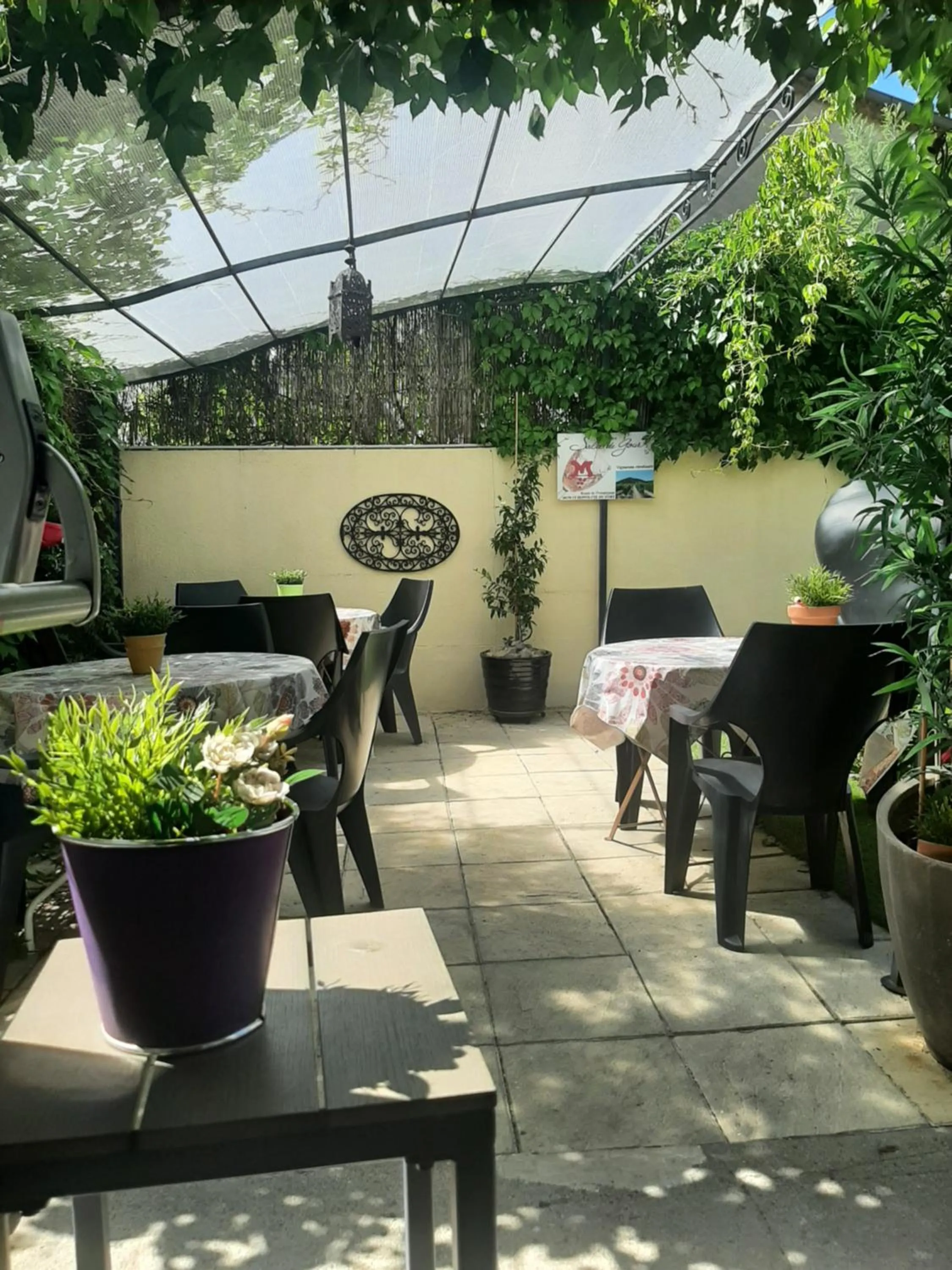 Patio in hôtel la tour des fées