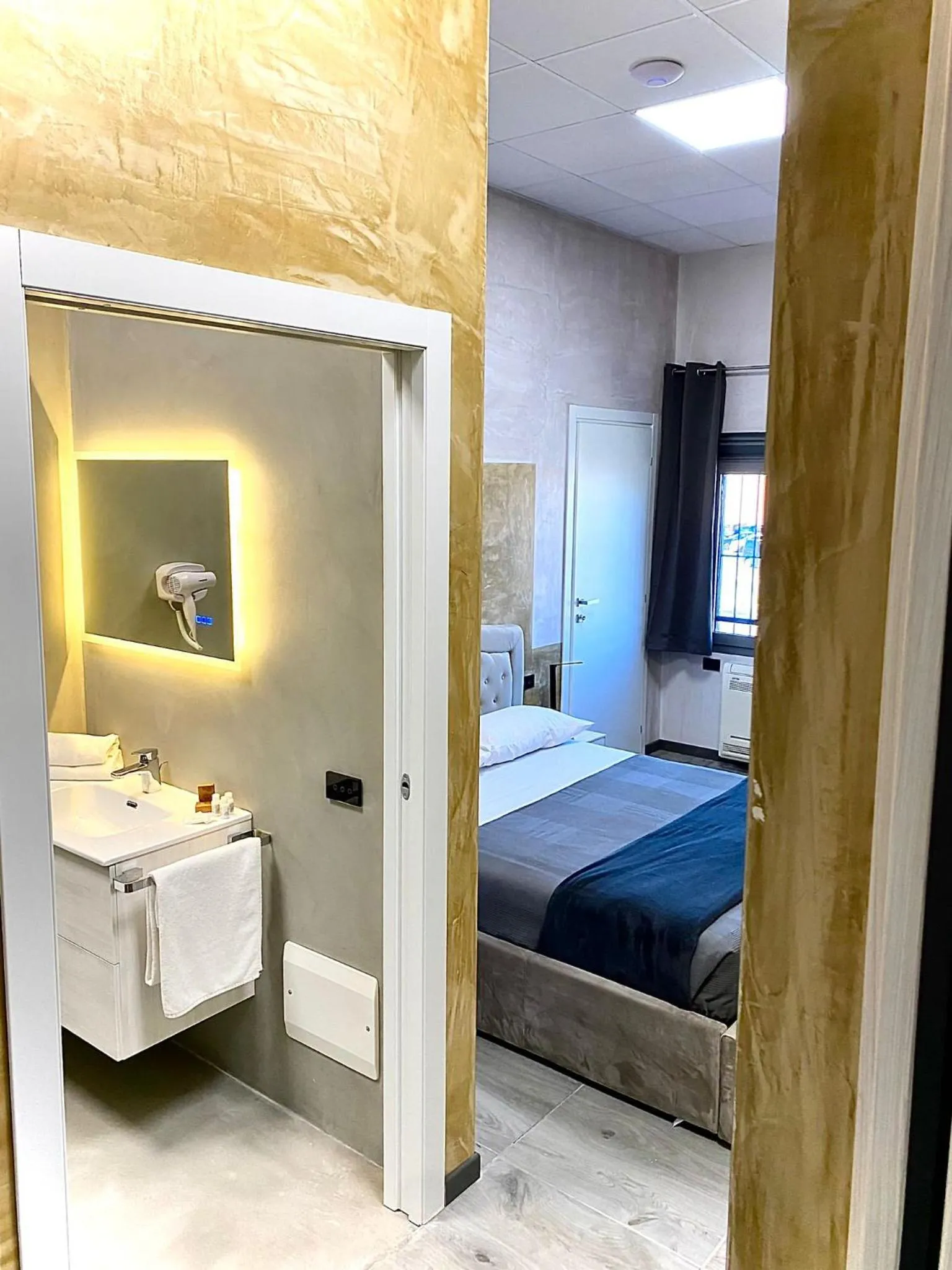 Shower, Bed in HOTEL TECH