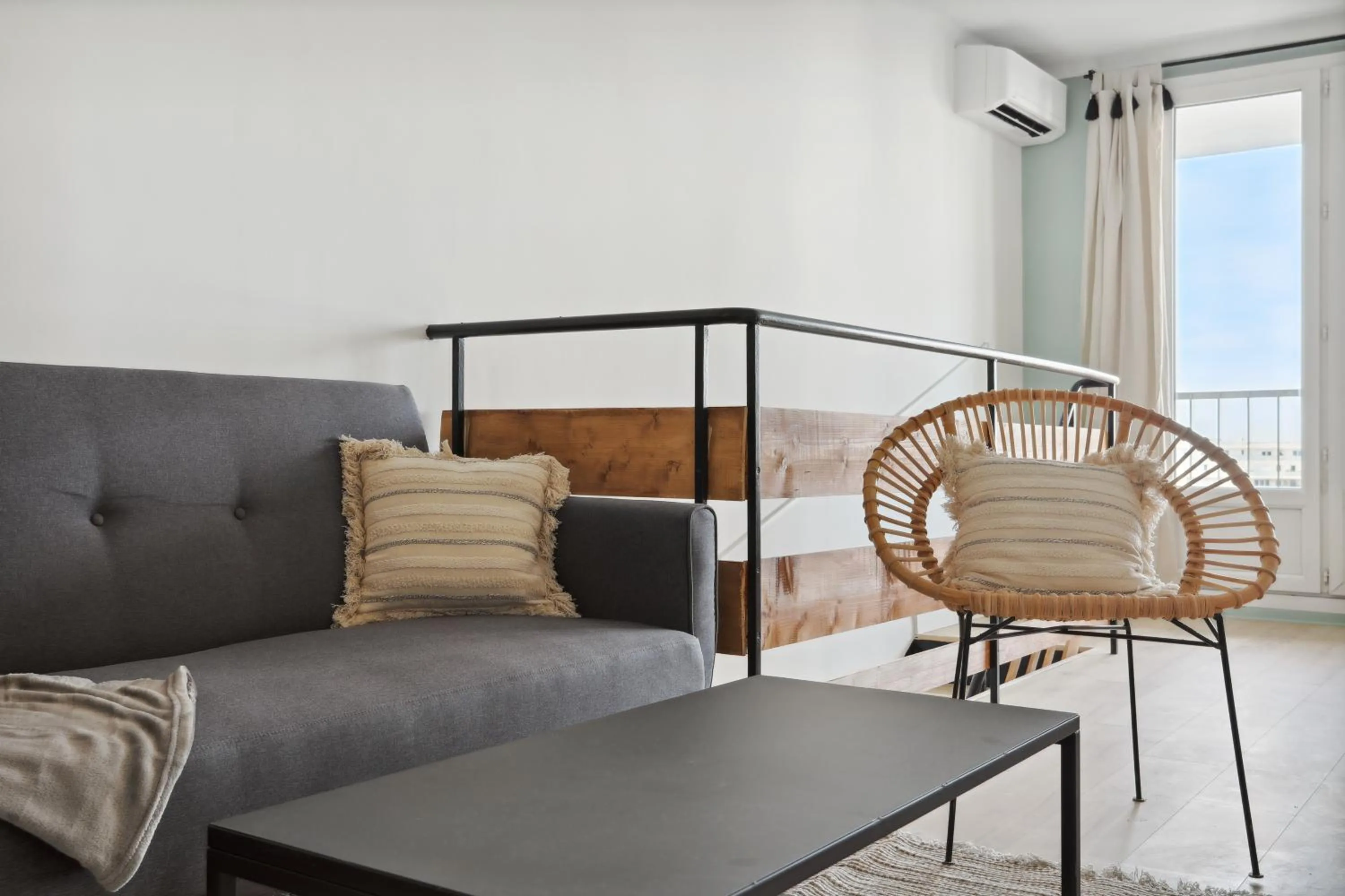 Living room in Le Beausoleil Duplex (Clim - Wifi - Netflix)