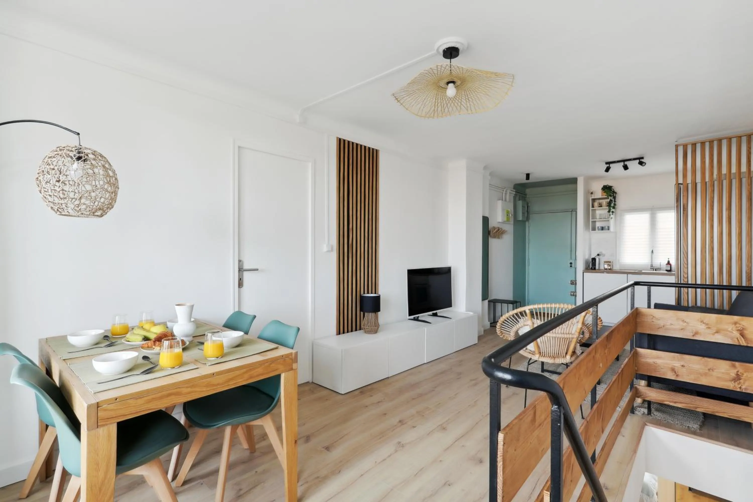 TV and multimedia in Le Beausoleil Duplex (Clim - Wifi - Netflix)