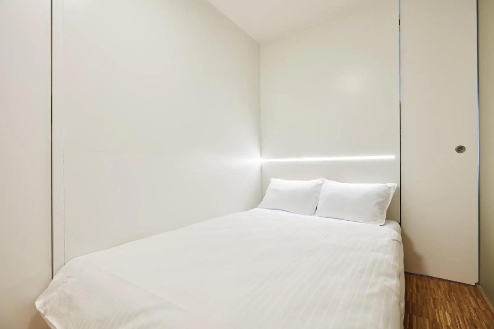 Bedroom, Bed in Résidence du Lys - Perrin Apartments