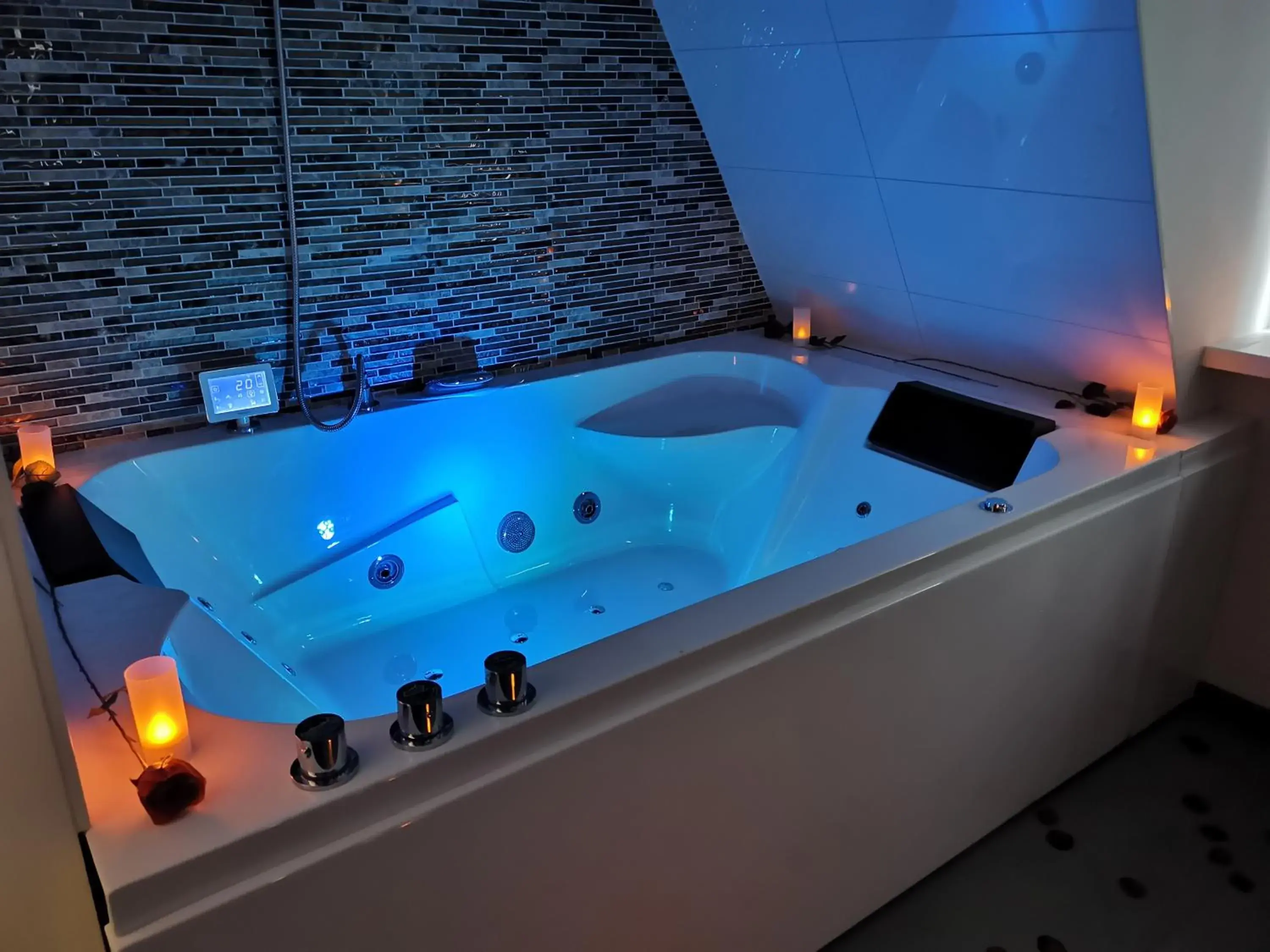 Deluxe Double Room with Bath in Hotel Chao NL 24 hours open Deluxe Double Room with Bath in Hotel Chao NL 24 hours open