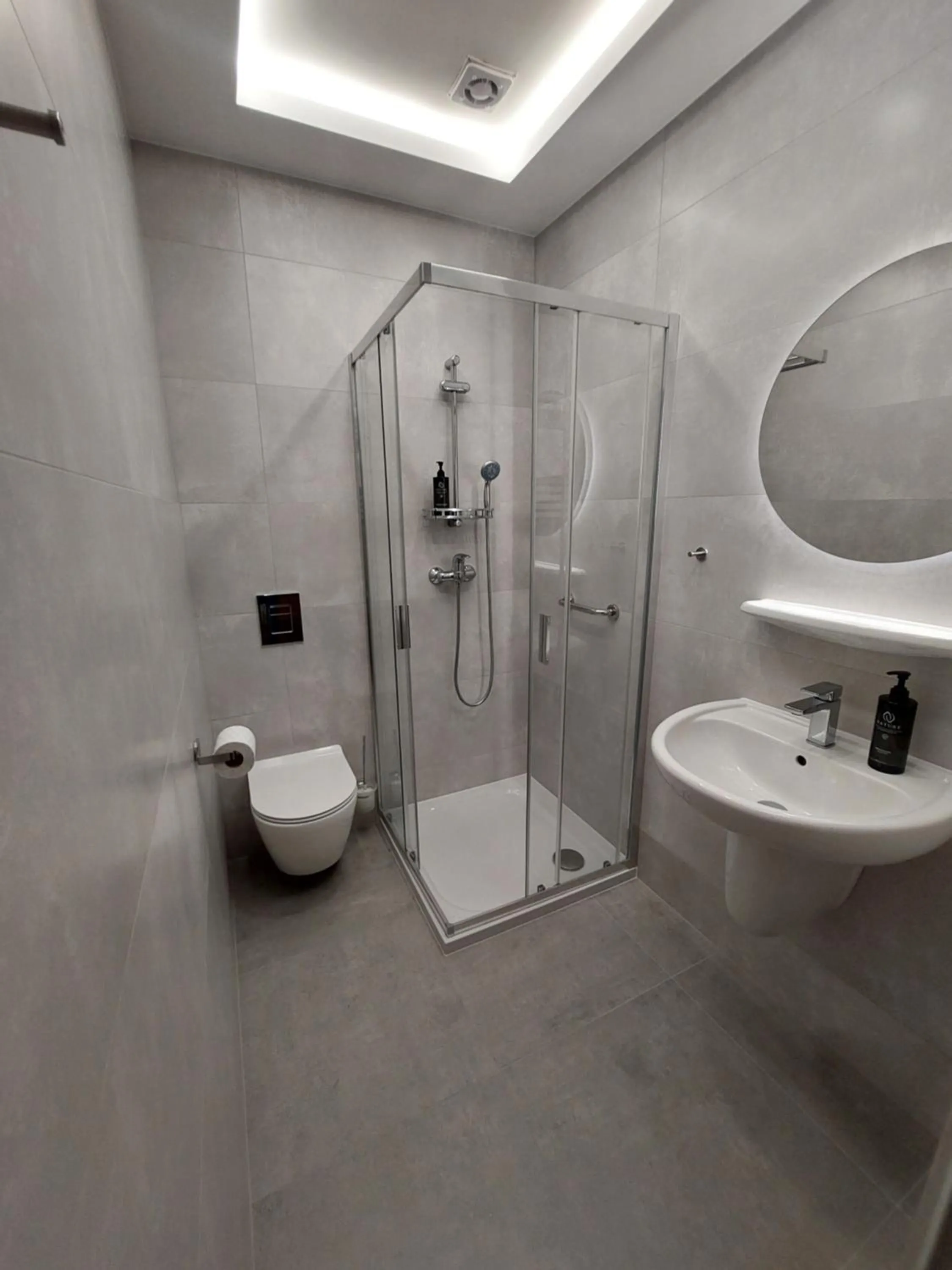 Shower in Motel Comet