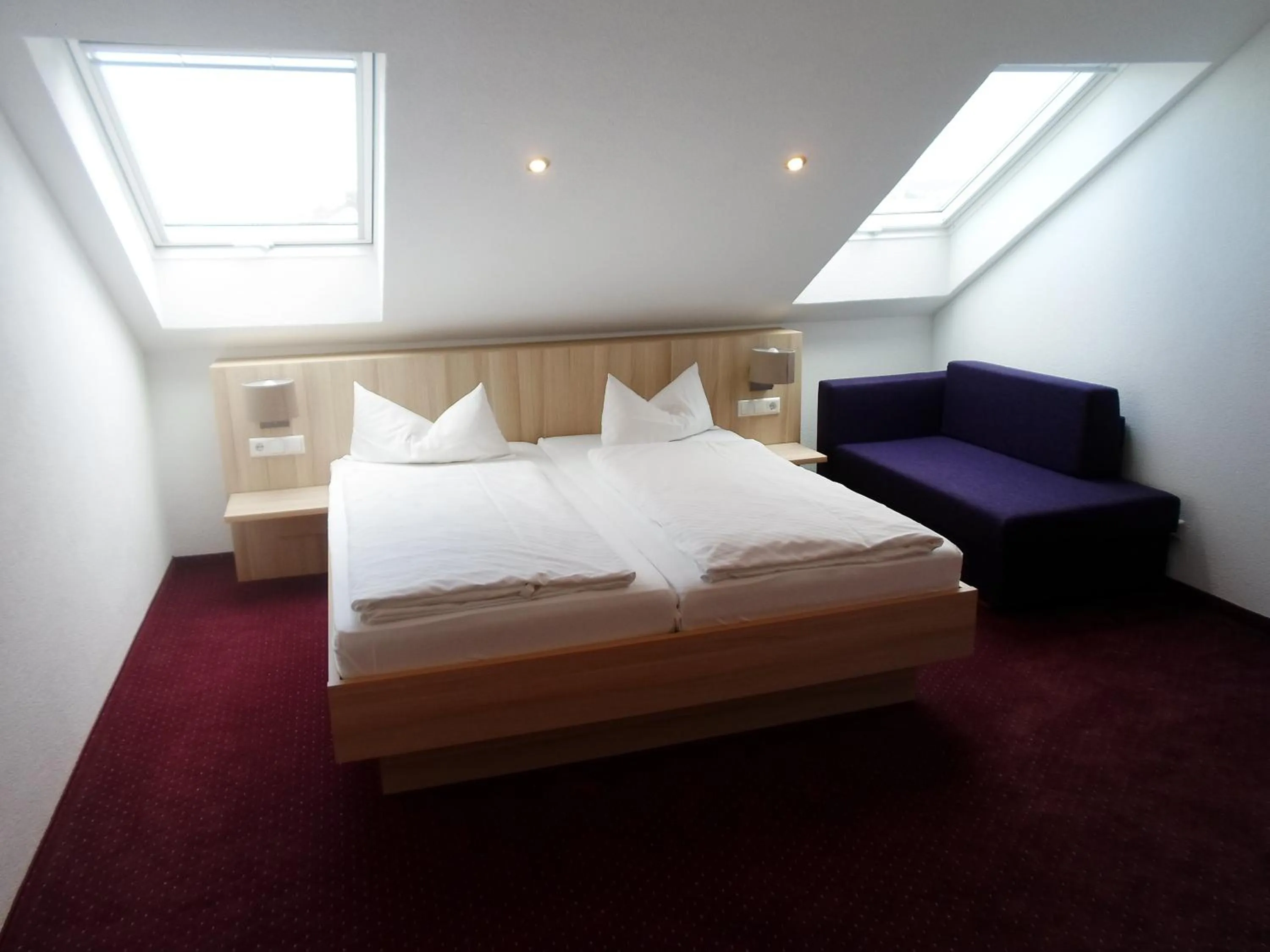 Day, Bed in Hotel am Stadtrand