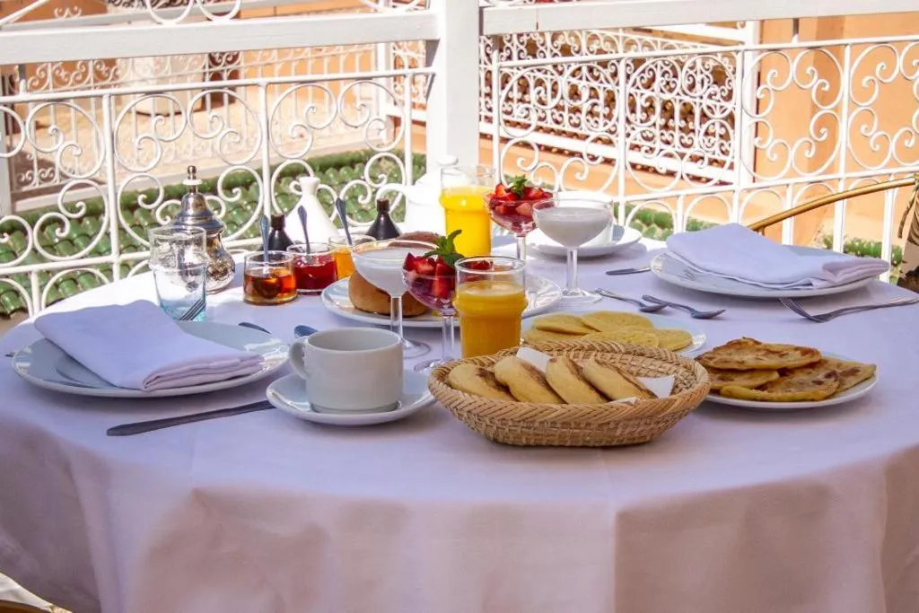 Restaurant/places to eat in Riad Jalina