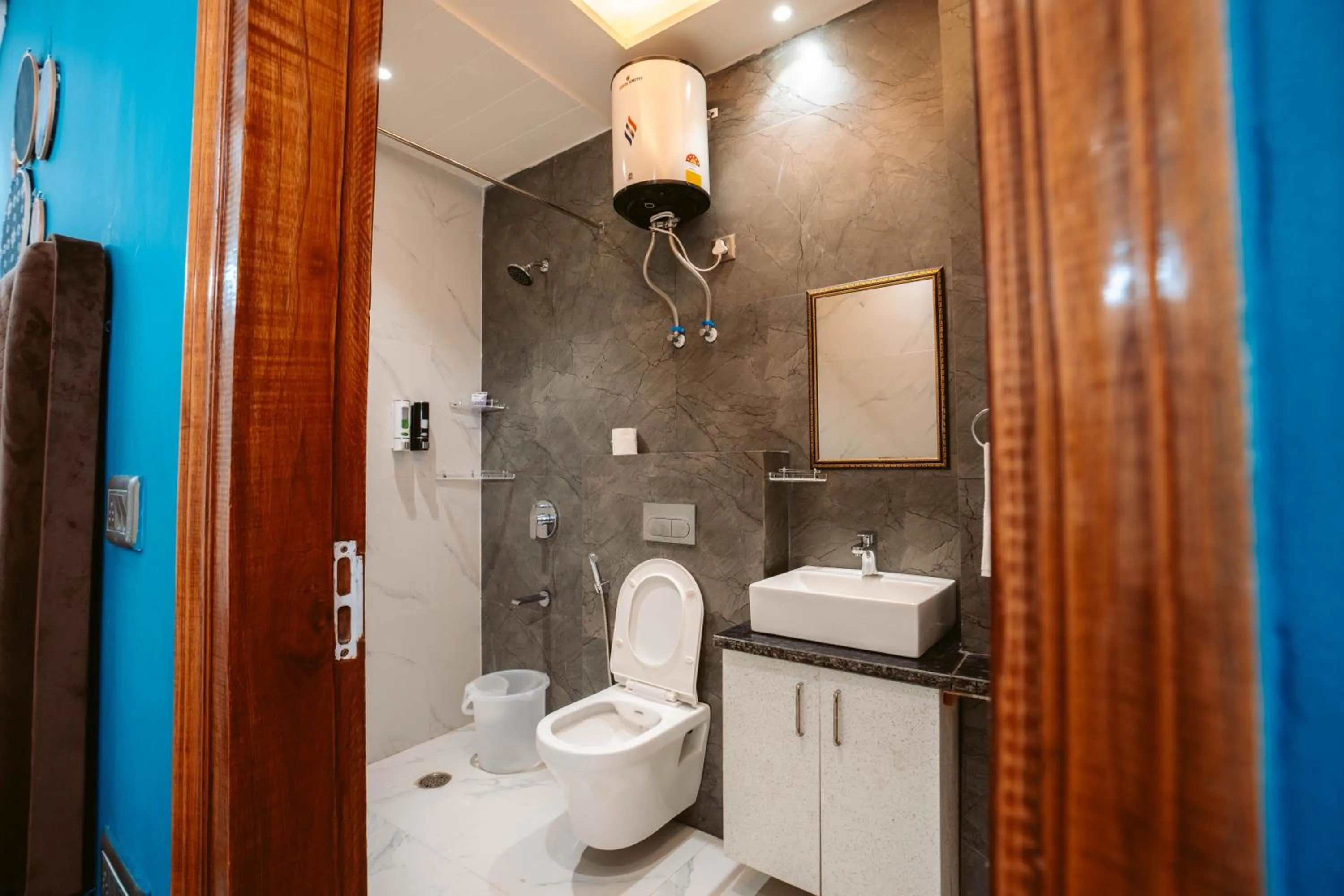 Toilet in FlxHo Duo - Serviced Apartment & Rooms - Golf Course Road